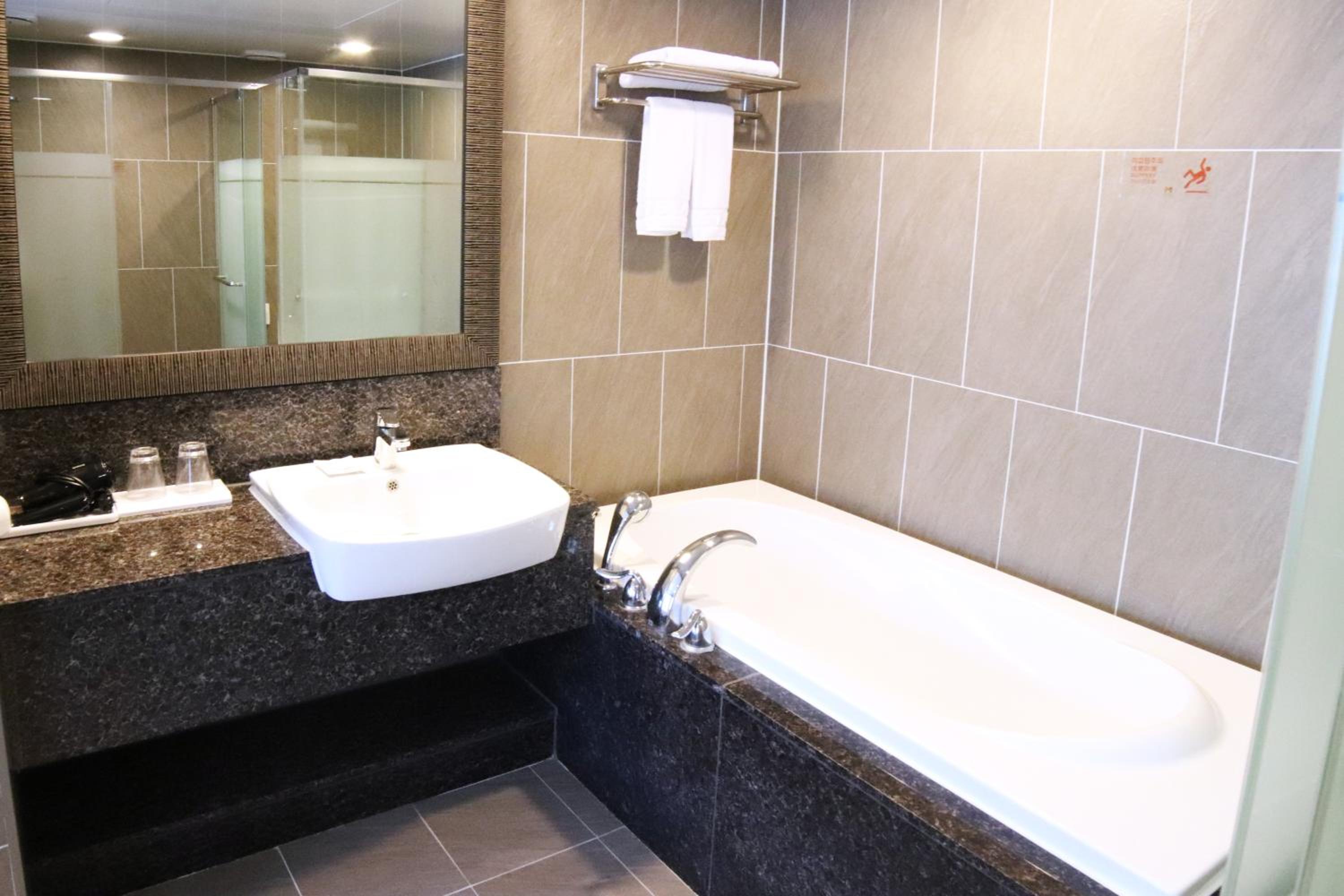 Executive Suite - Photo 9
