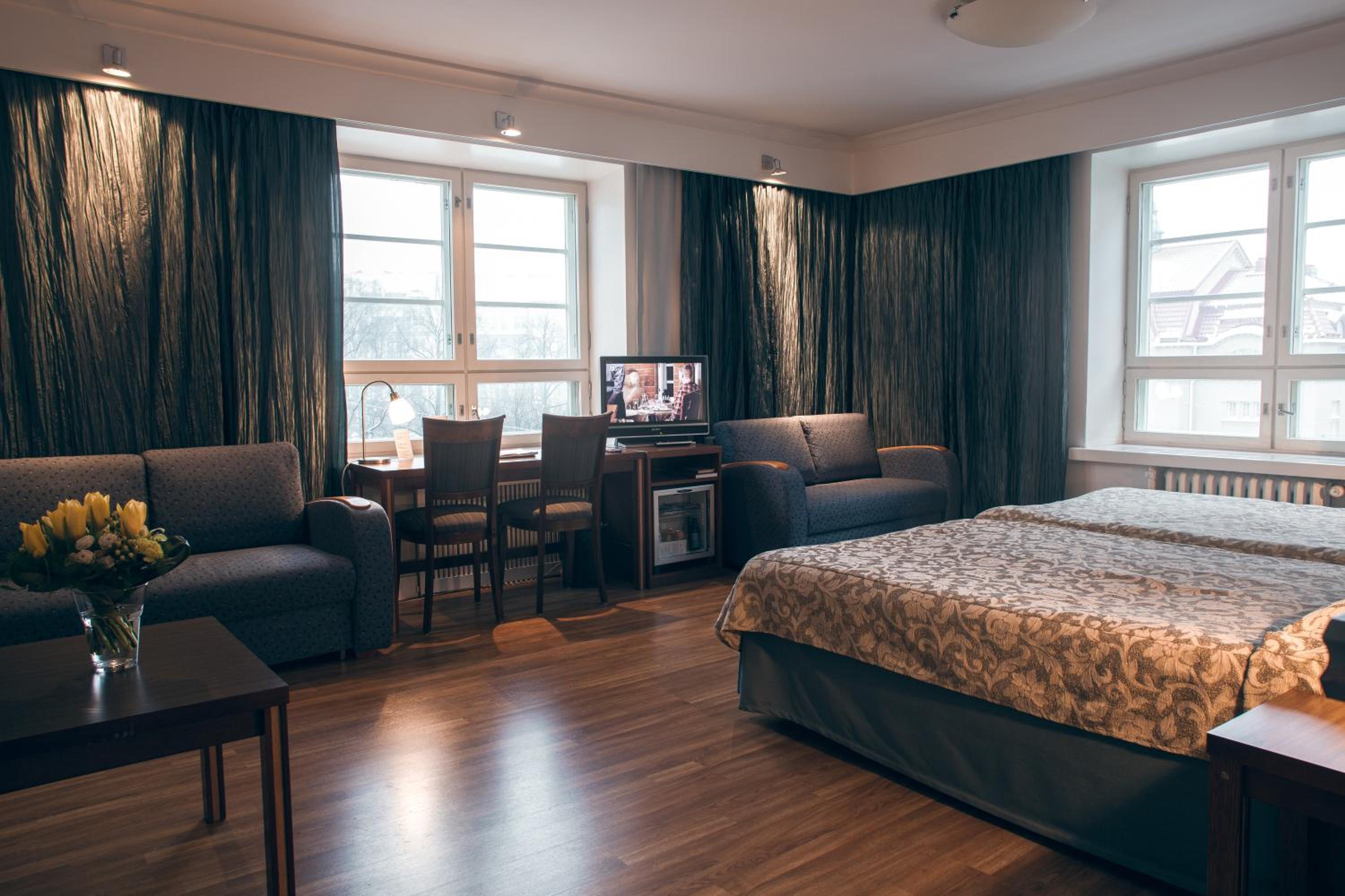 Superior Twin Room thumbnail 5