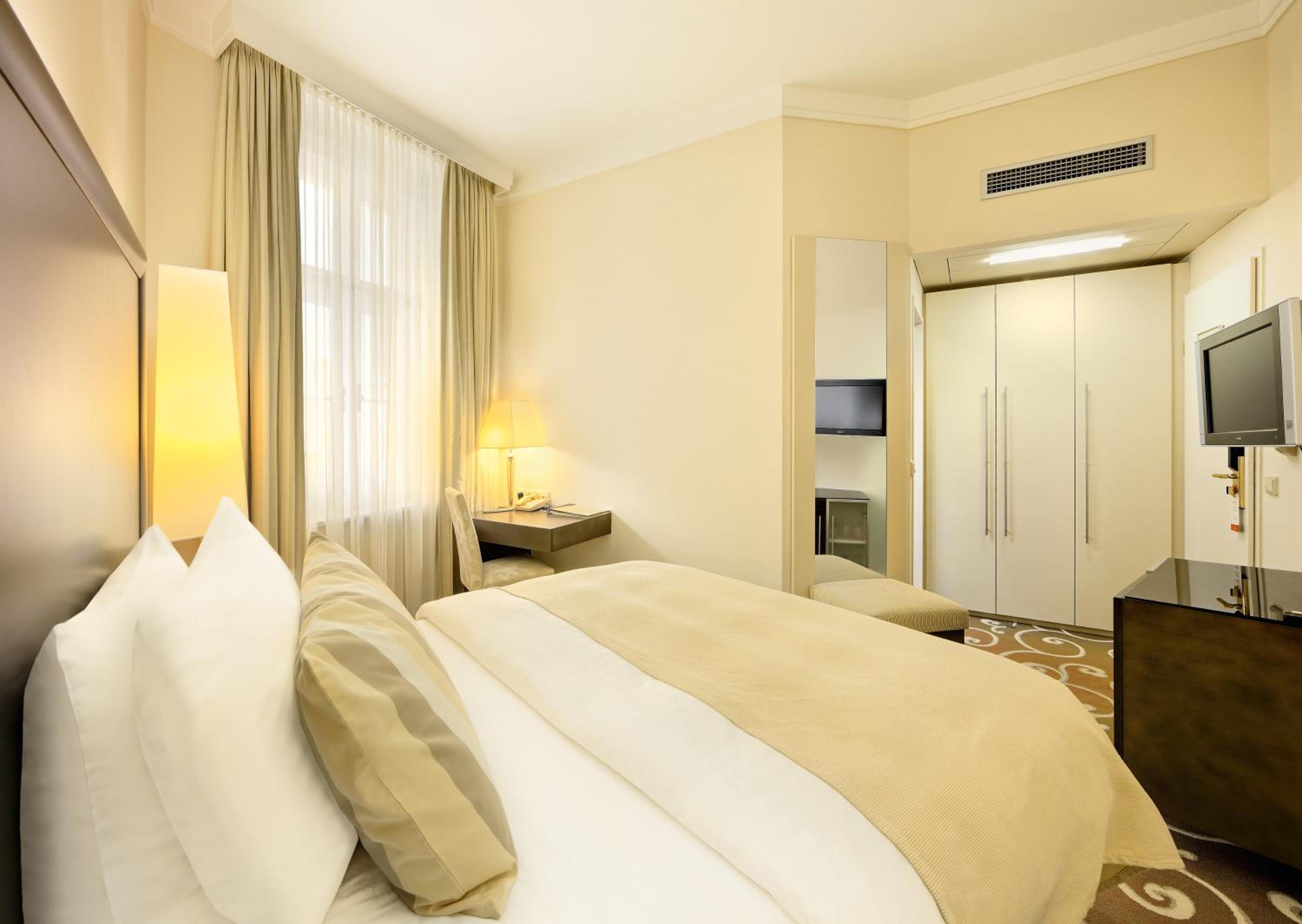 Double or Twin Room - Photo 6