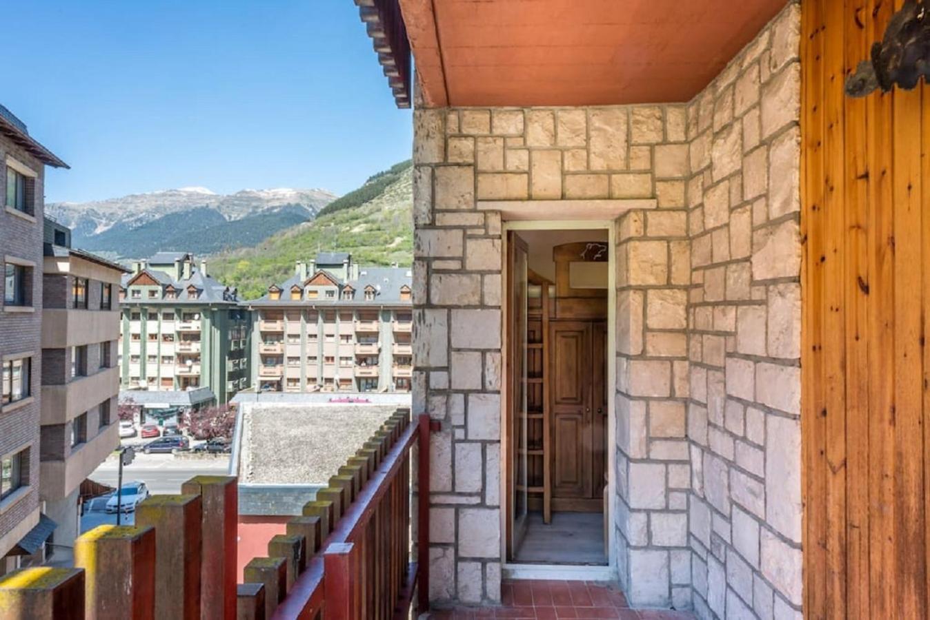 Apartment with Mountain View photo 3