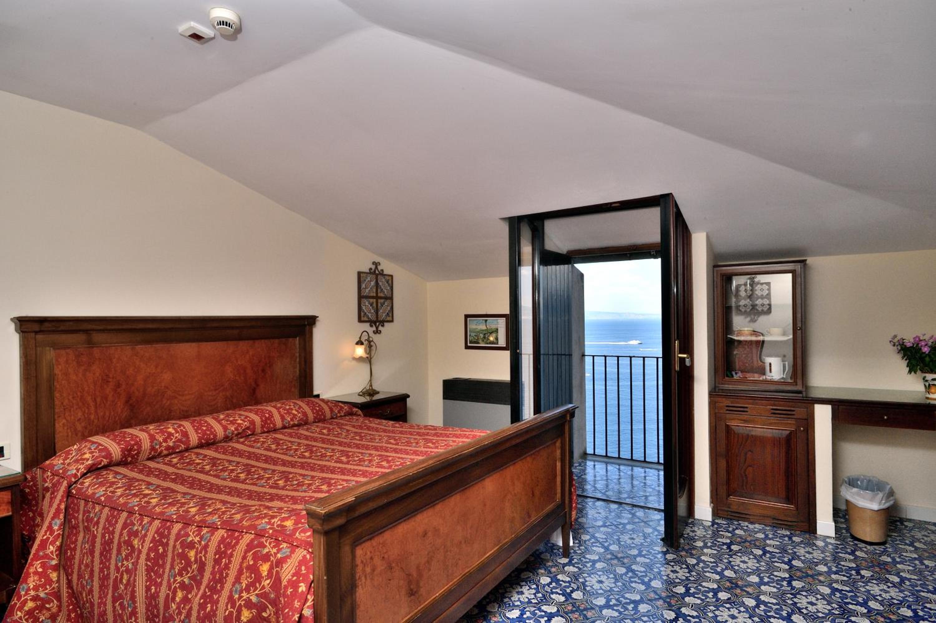 Superior Double Room with Sea View - Photo 4