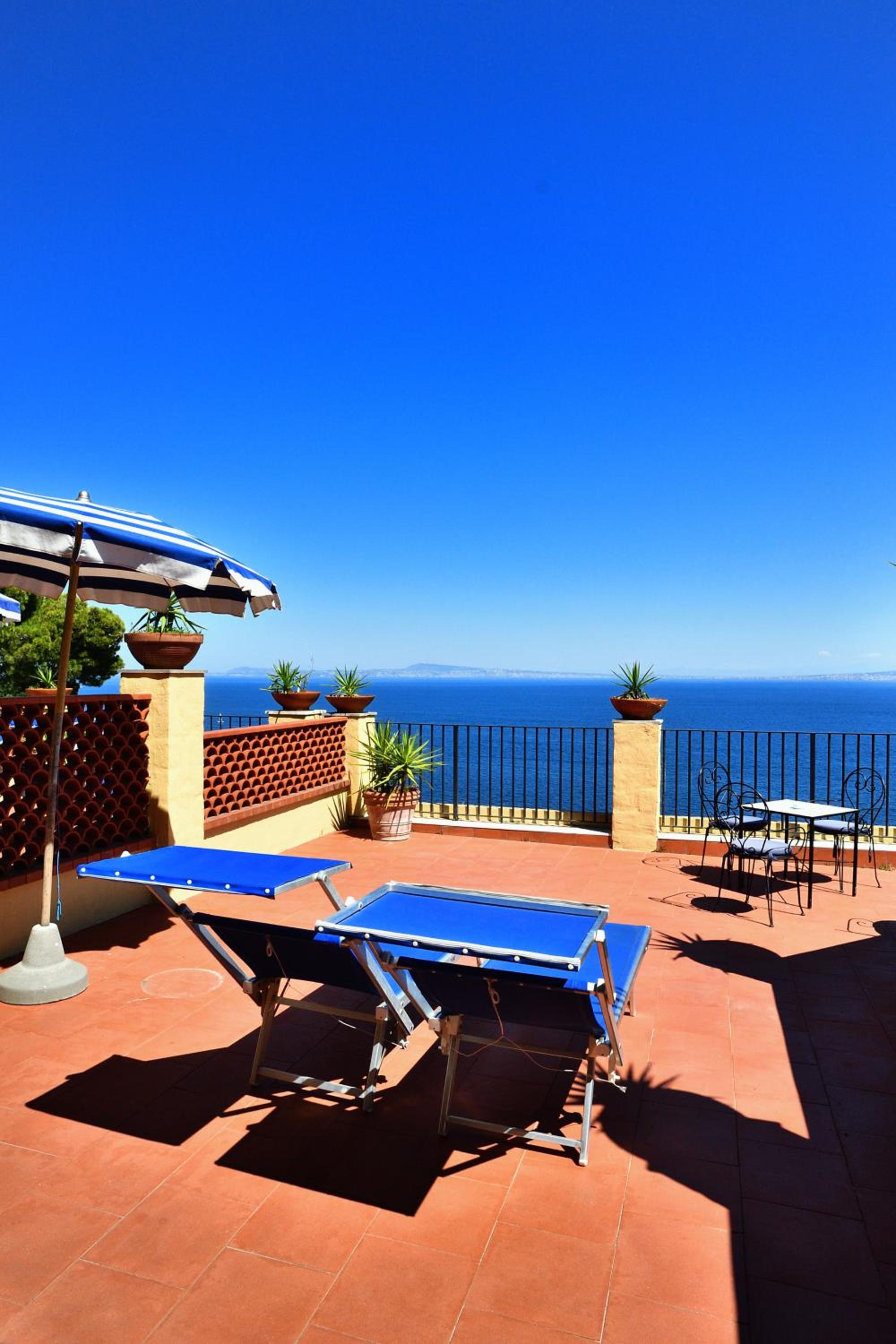 Deluxe Double Room with Sea View - Photo 3