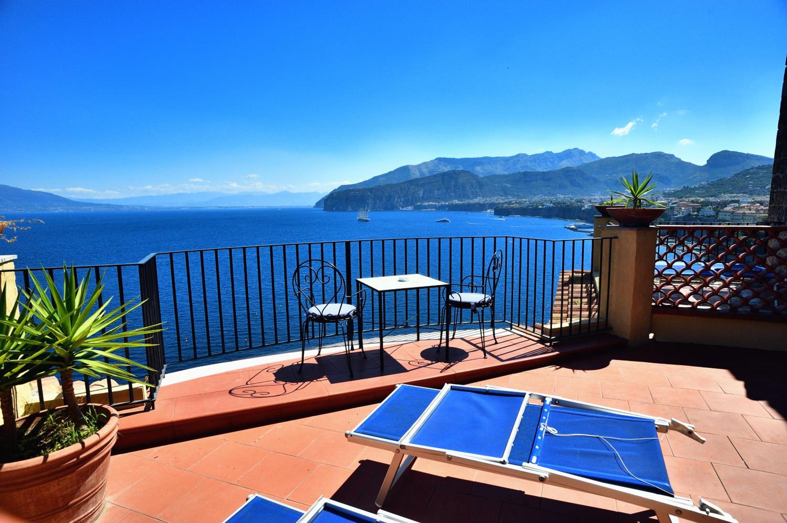 Deluxe Double Room with Sea View - Photo 8