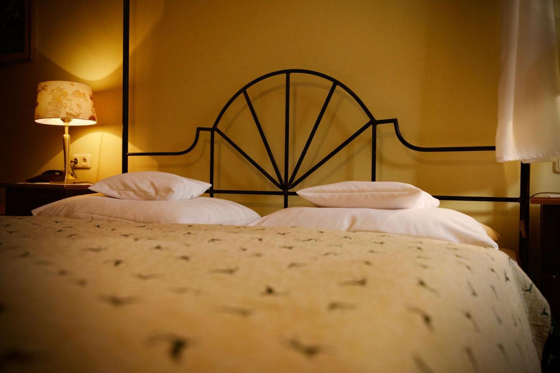 Double Room with Lake View - Photo 3