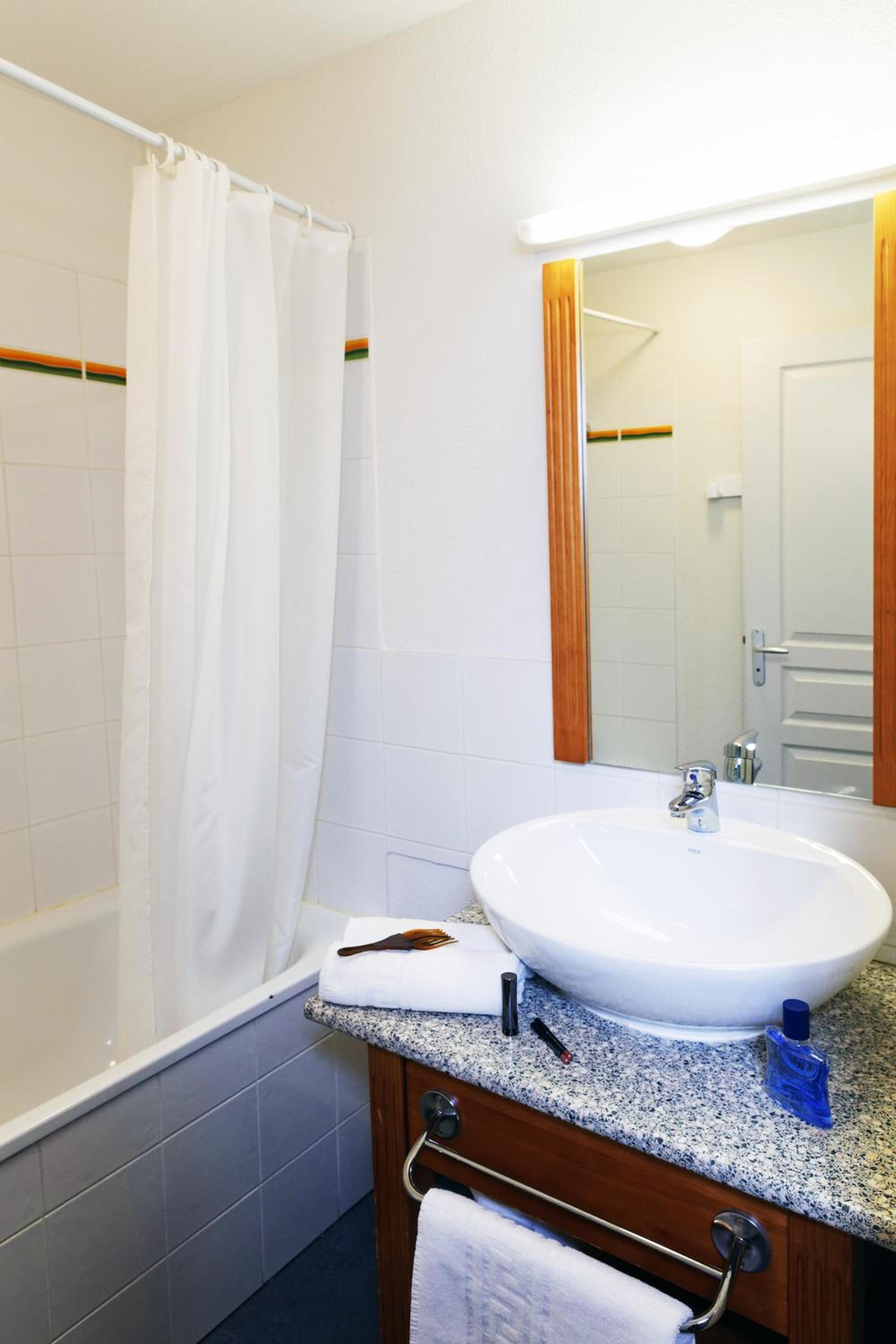 One-Bedroom Apartment (6 Adults) photo 2