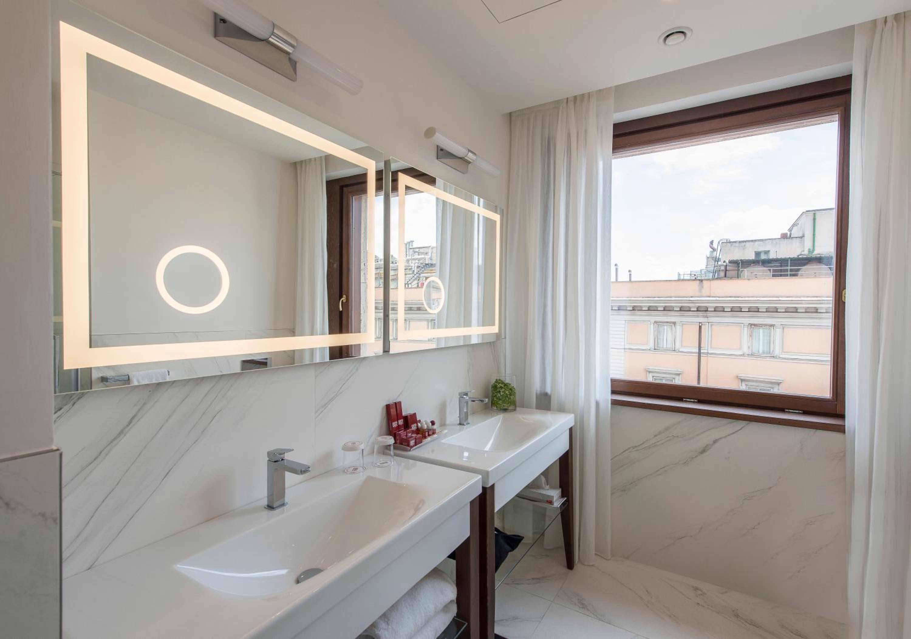 Premium Deluxe Double or Twin Room thumbnail 5