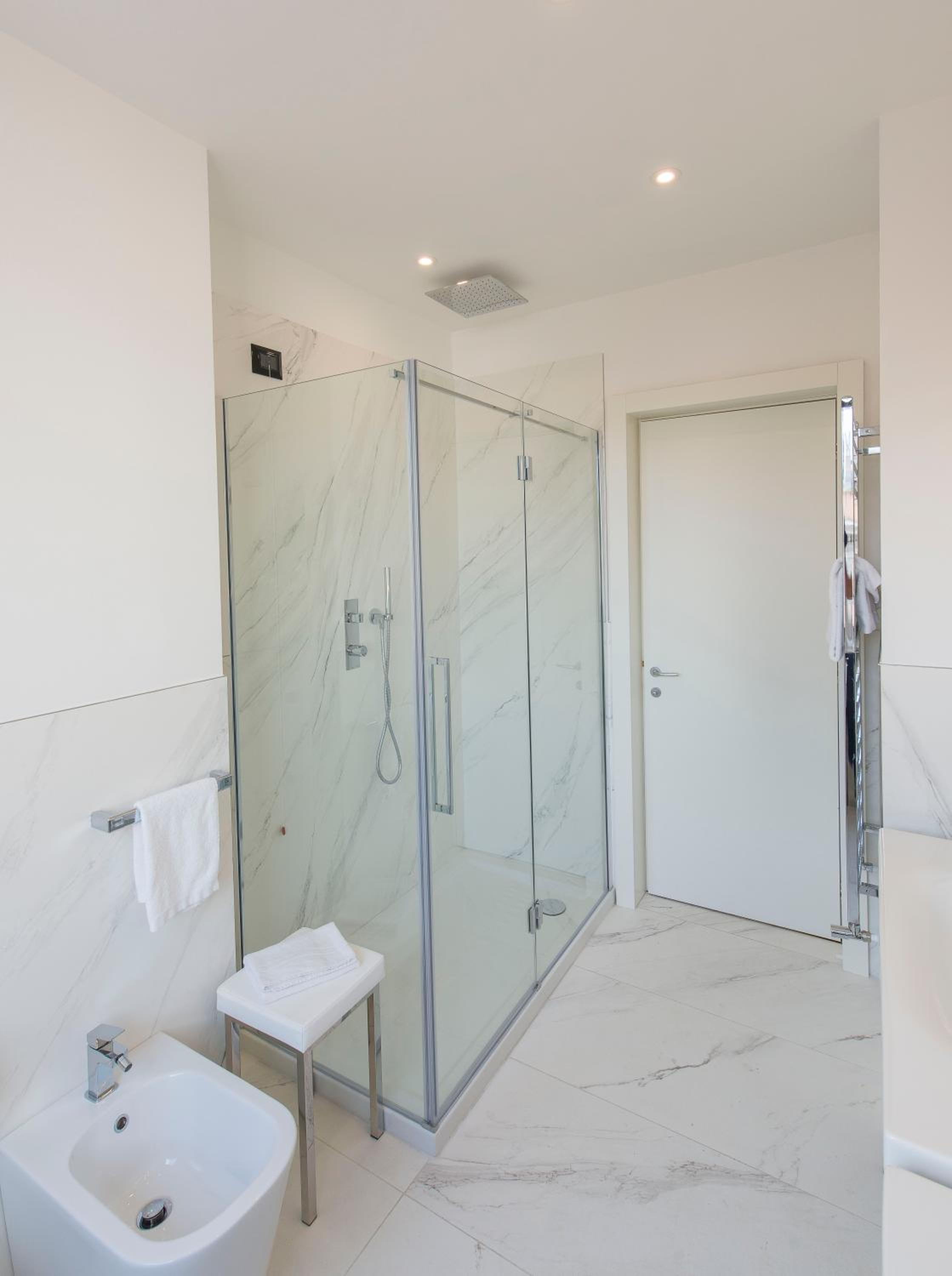 Premium Deluxe Double or Twin Room thumbnail 5