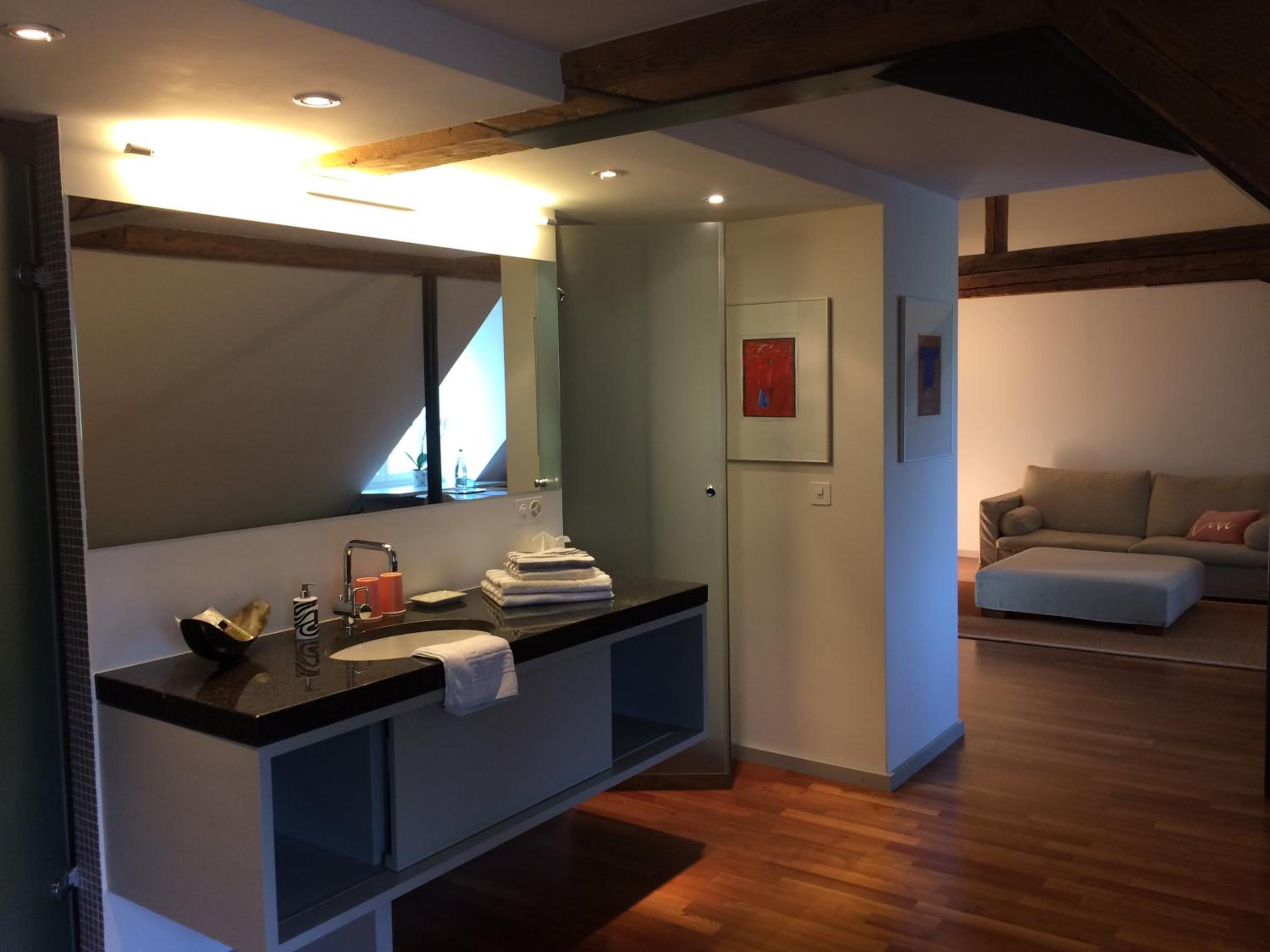 Suite - Photo 8