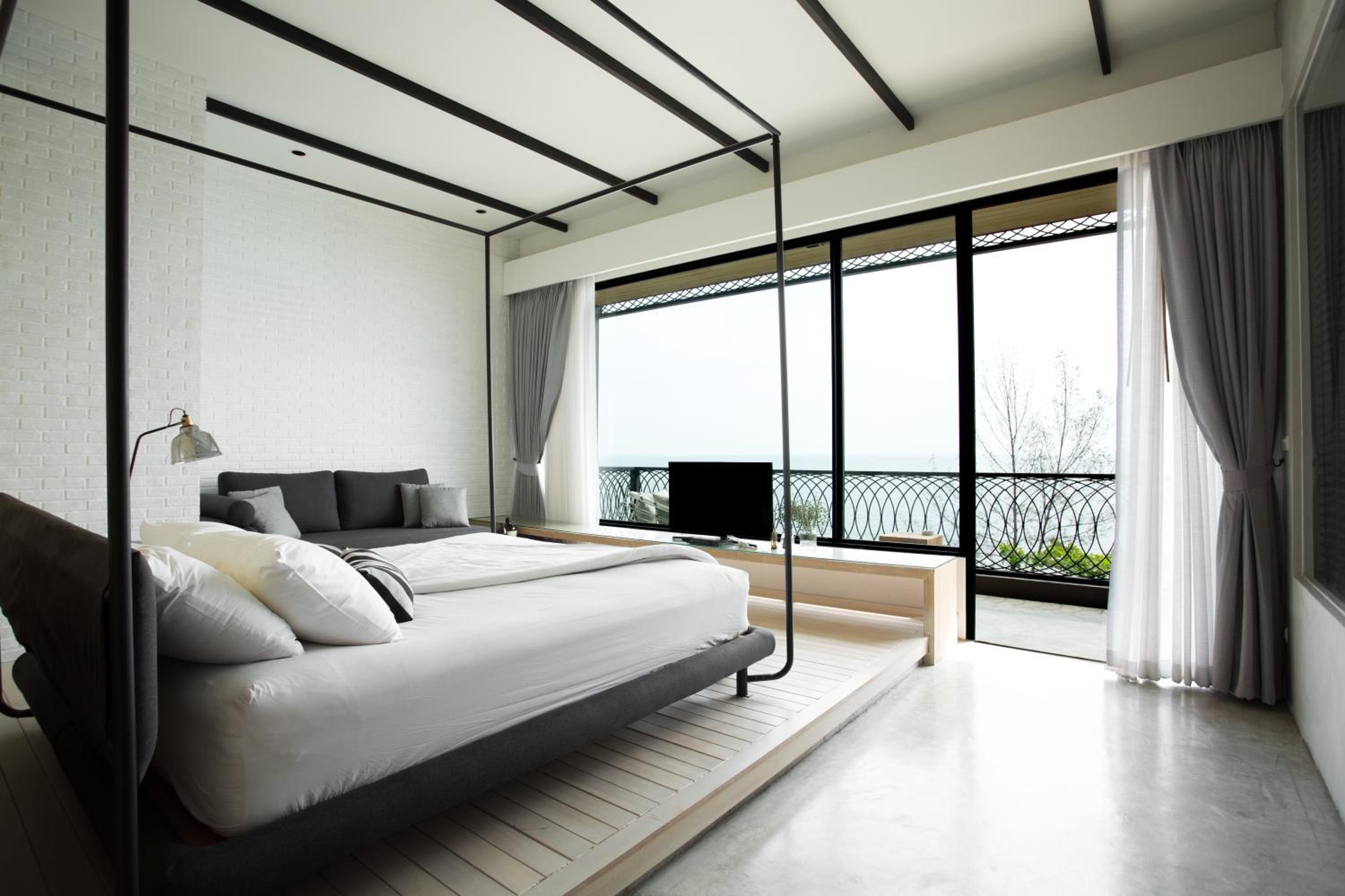 Suite with Sea View and Bathtub