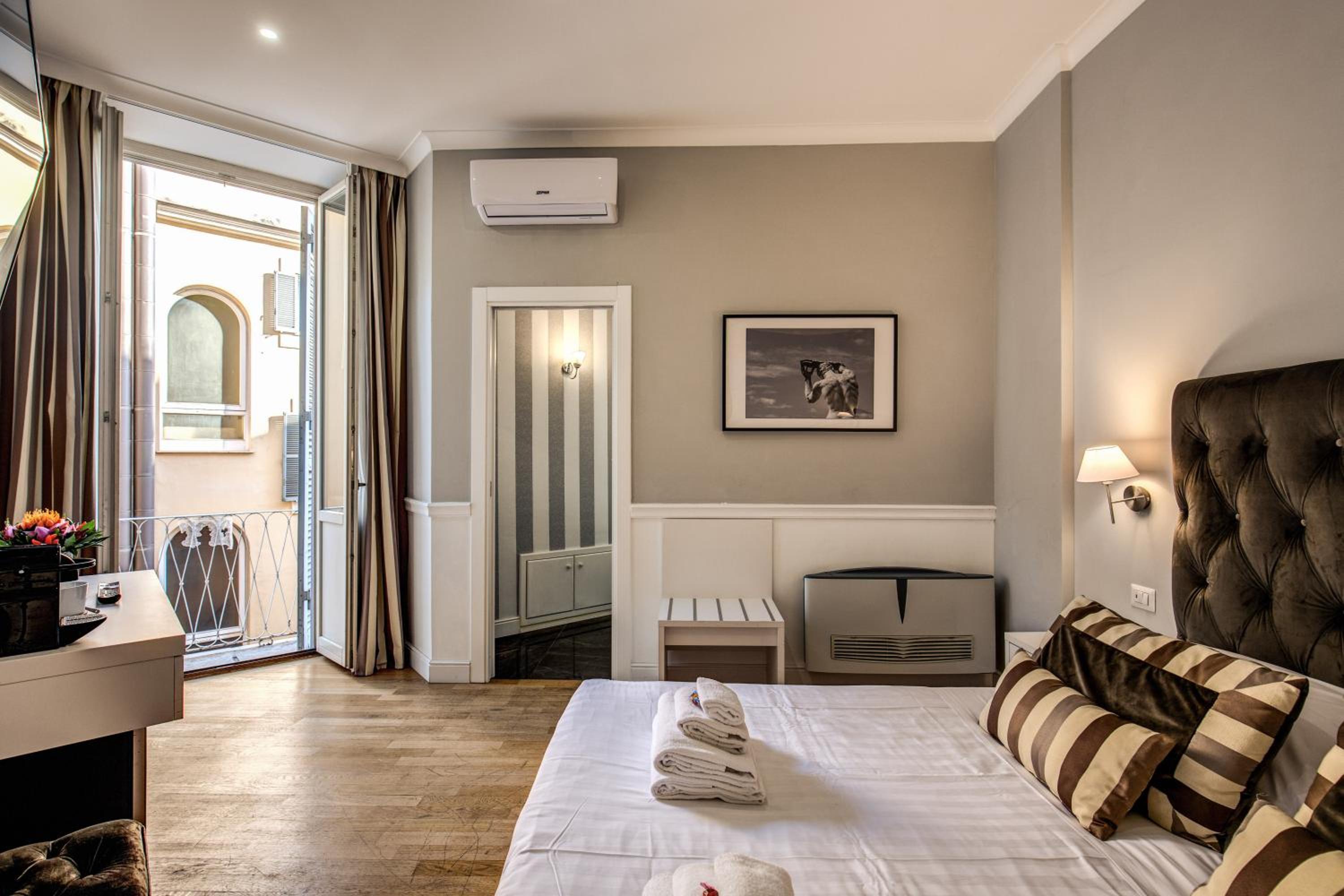 King Room with Balcony photo 2
