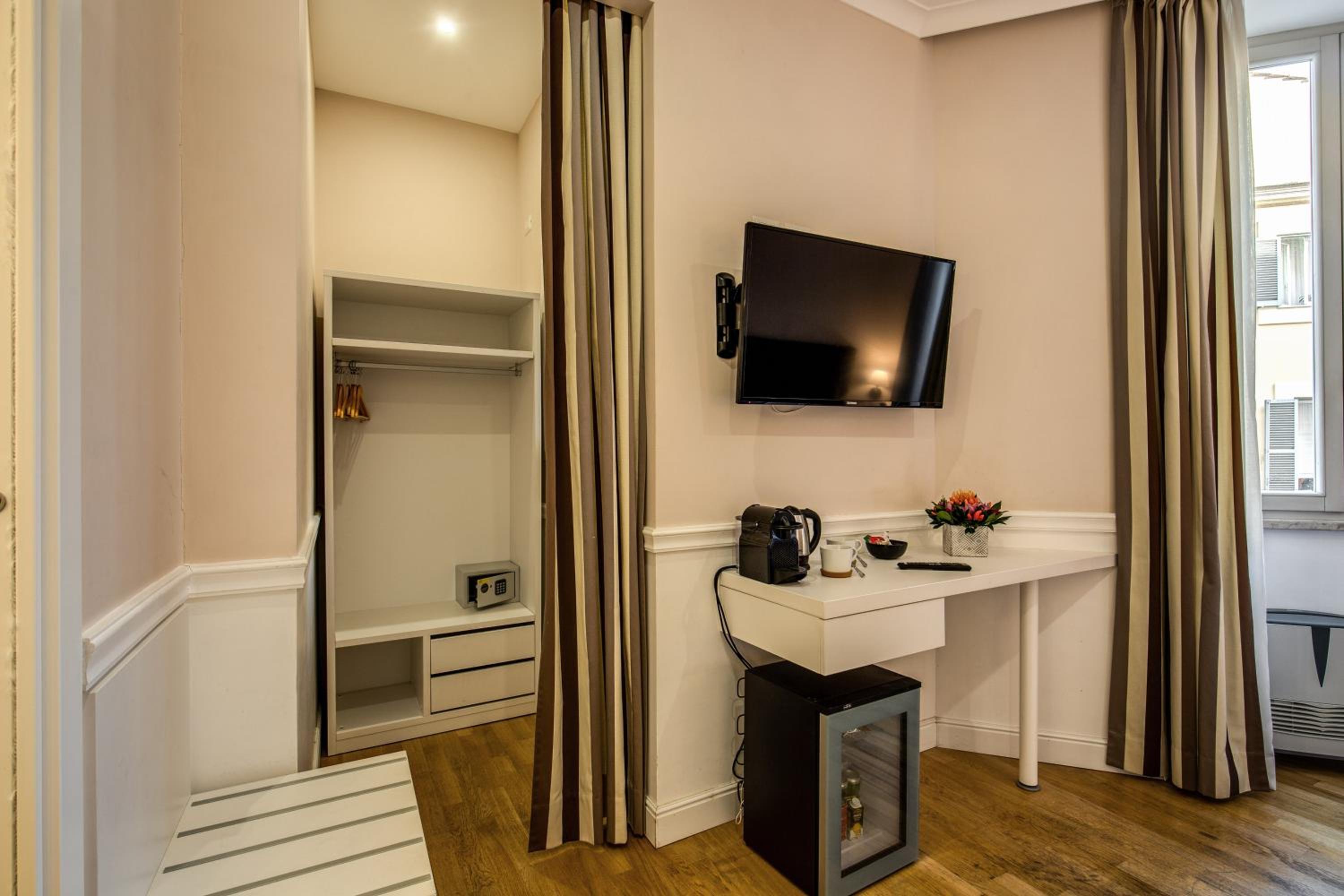 Deluxe King Room photo 1