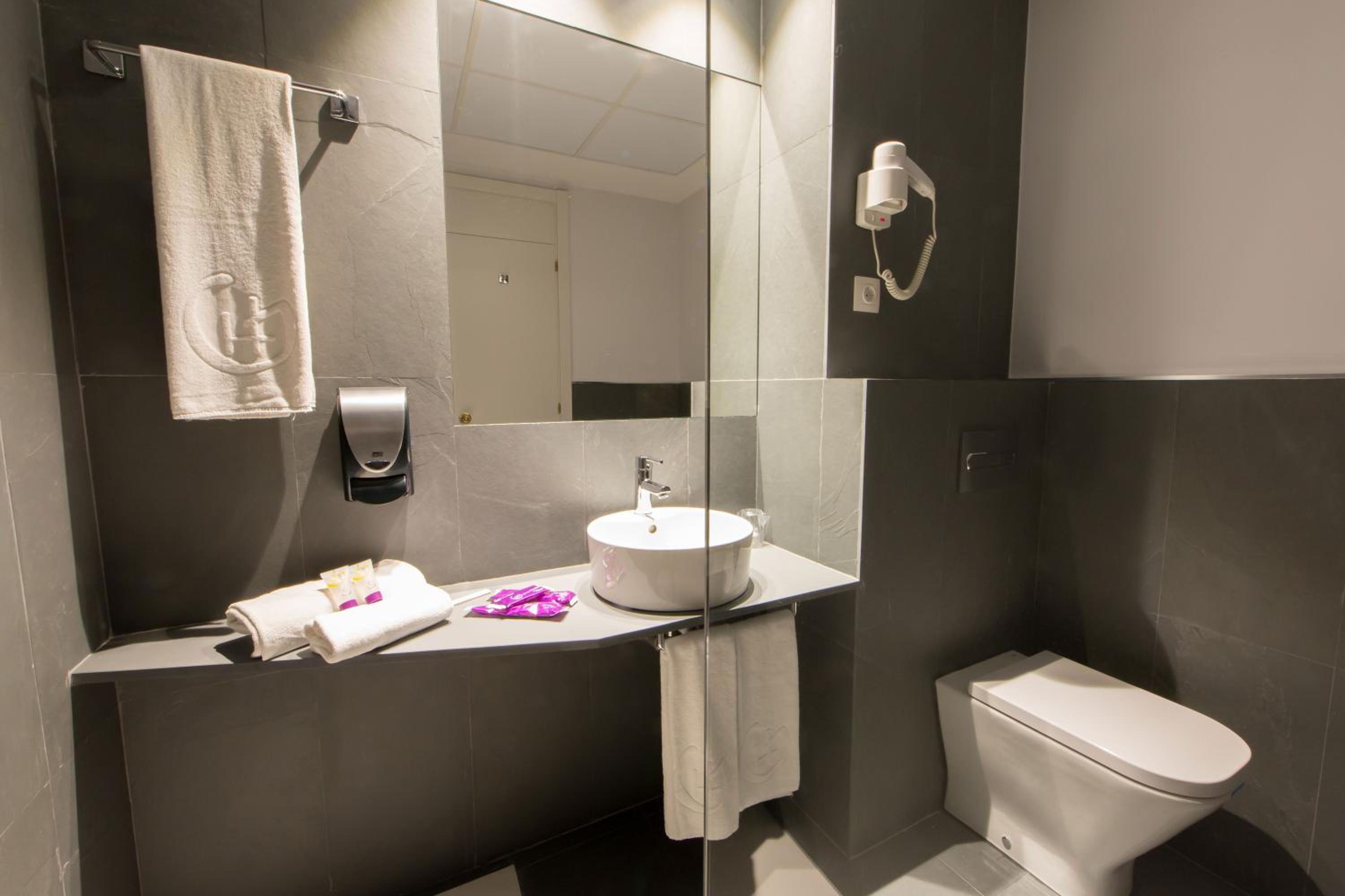 Twin Room - Photo 4
