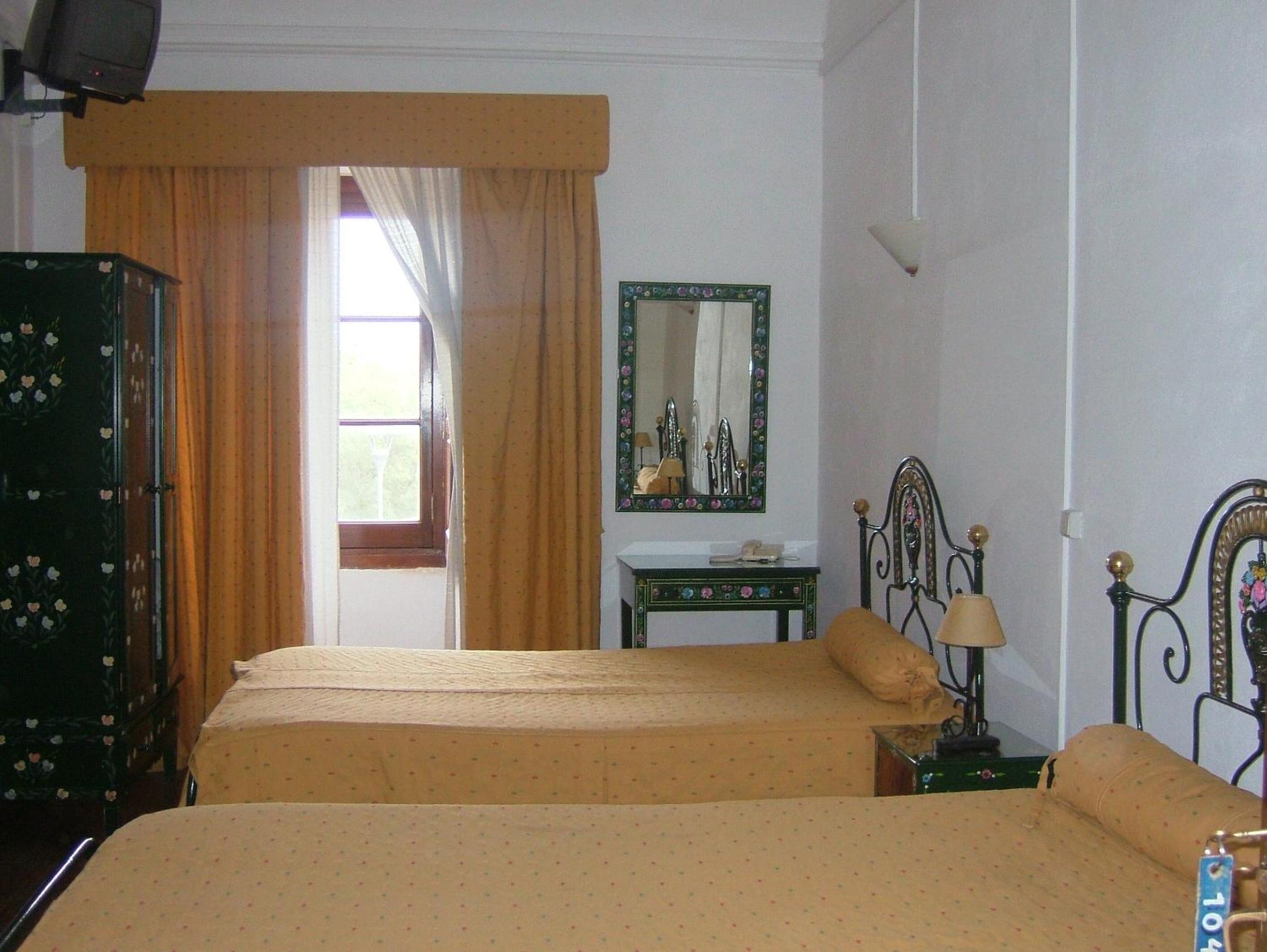 Twin Room - Photo 3