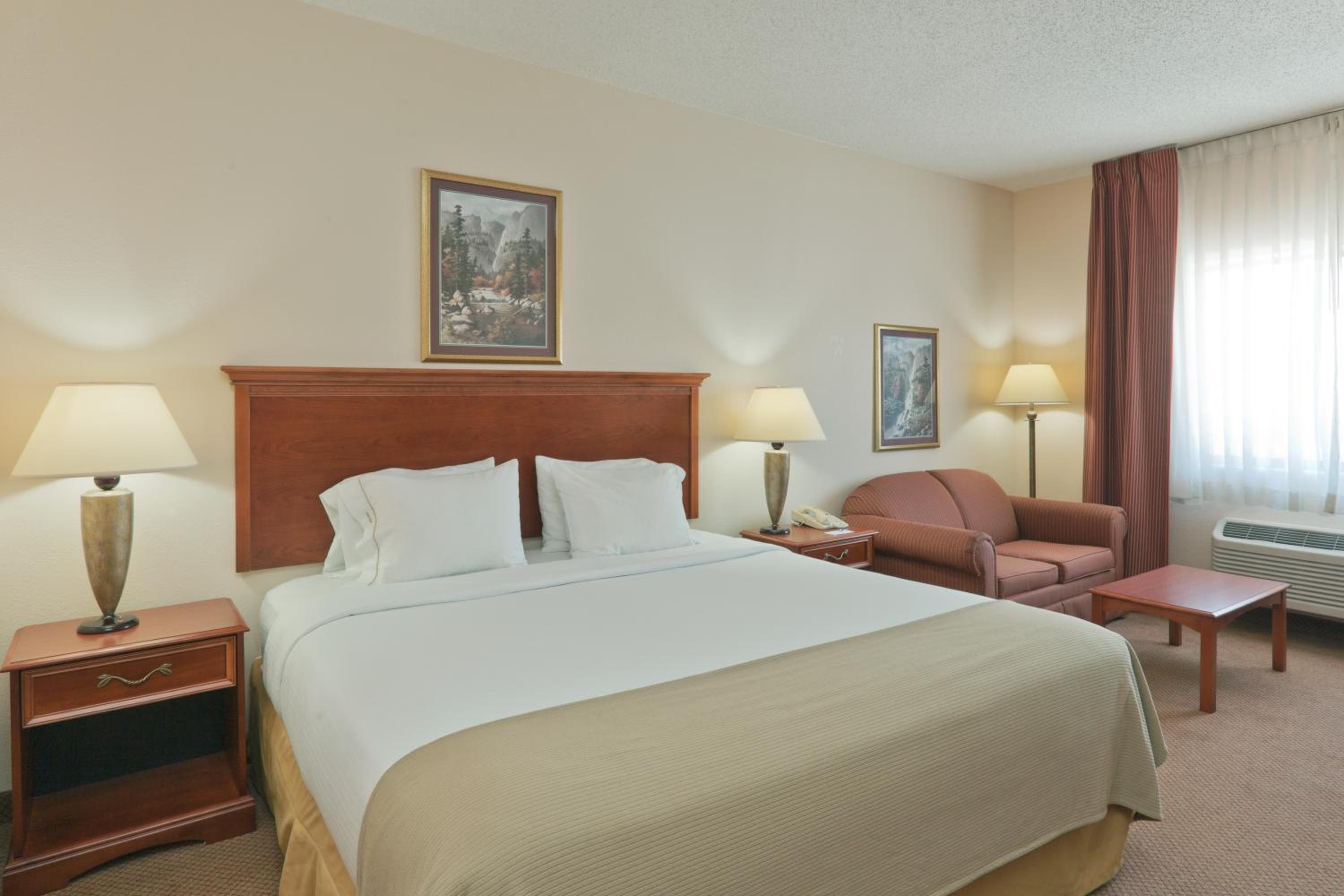 Deluxe King Room - Non-Smoking - Photo 2
