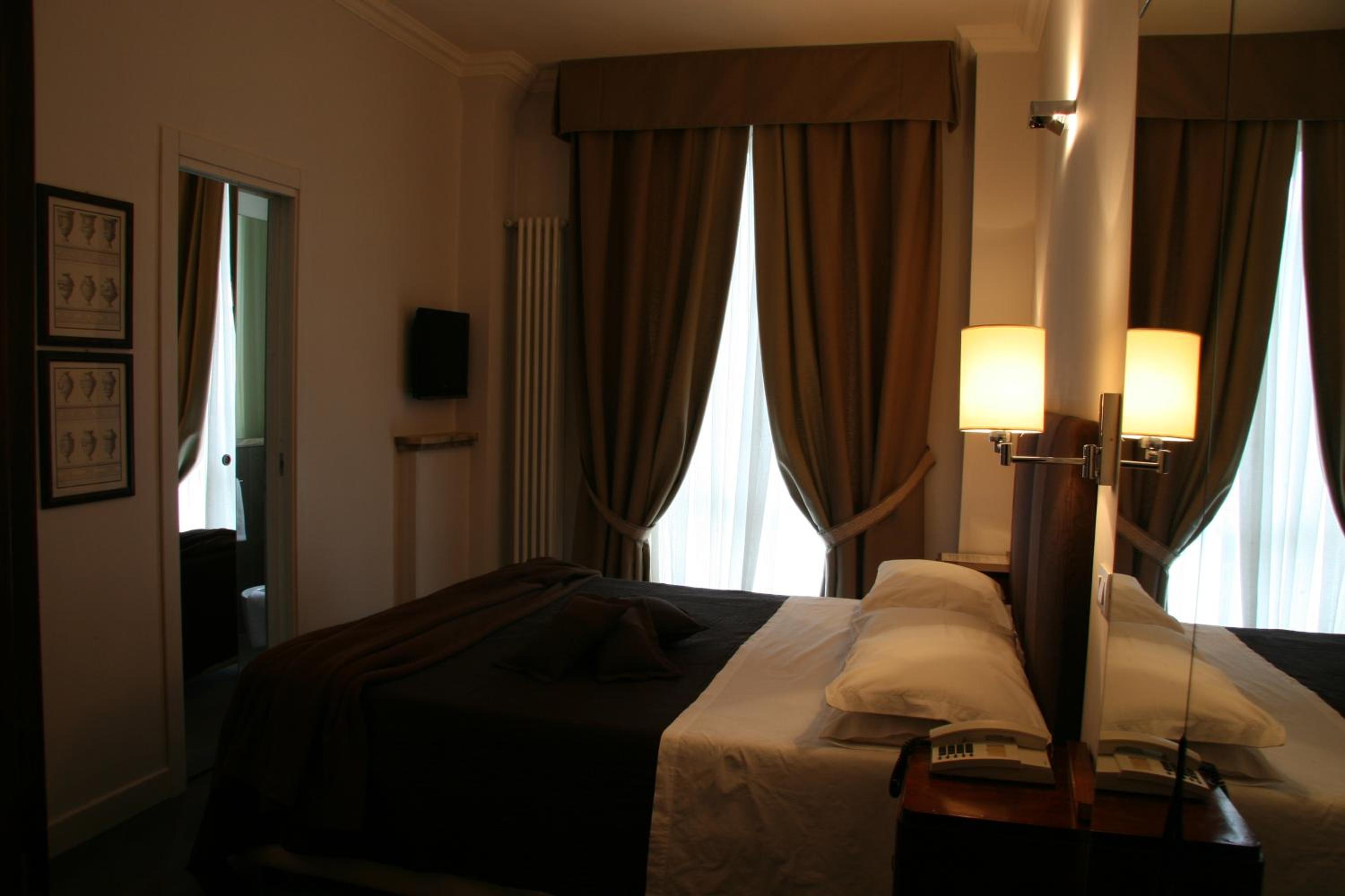Standard Double Room - Photo 2