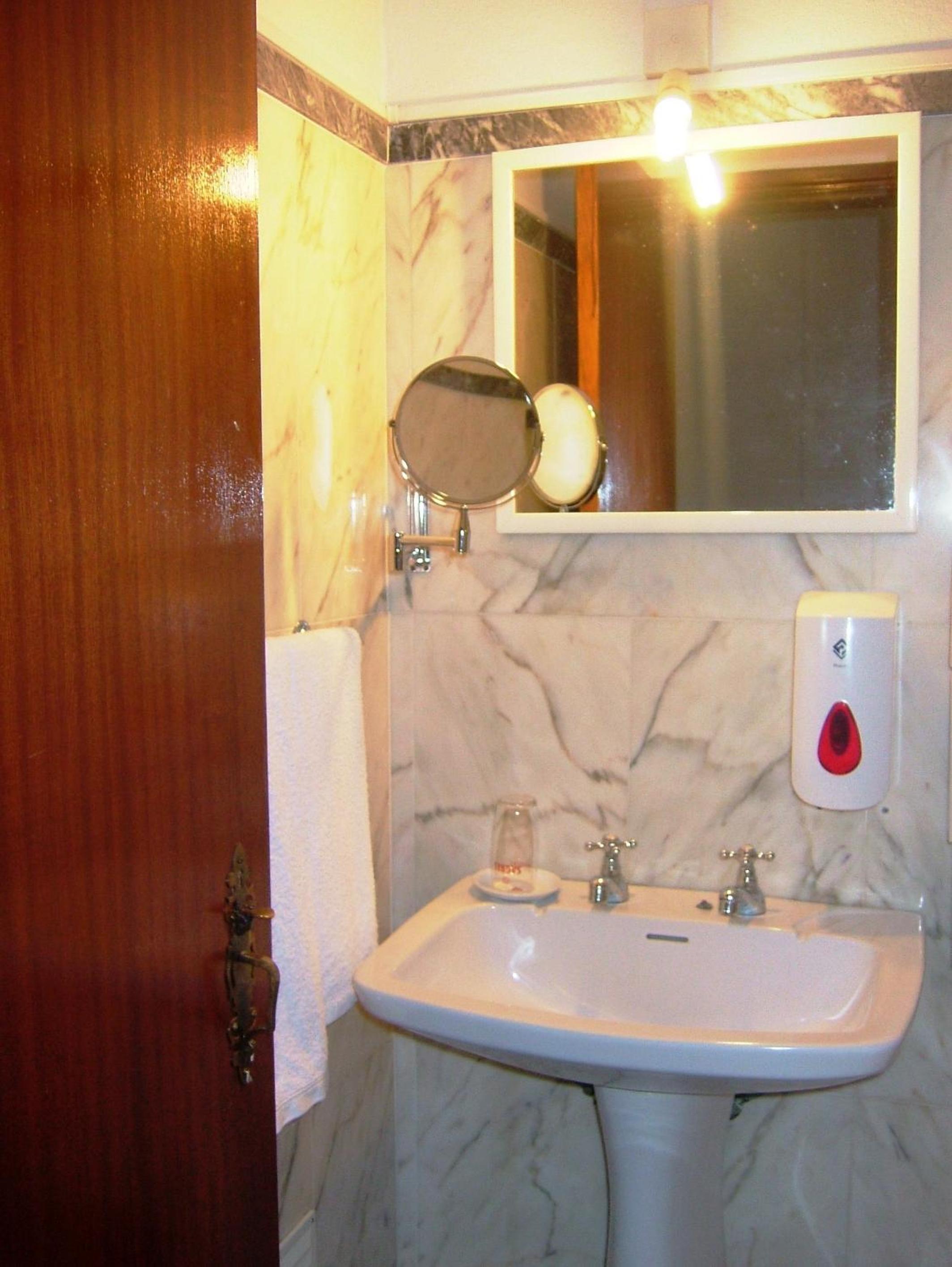 Twin Room - Photo 5
