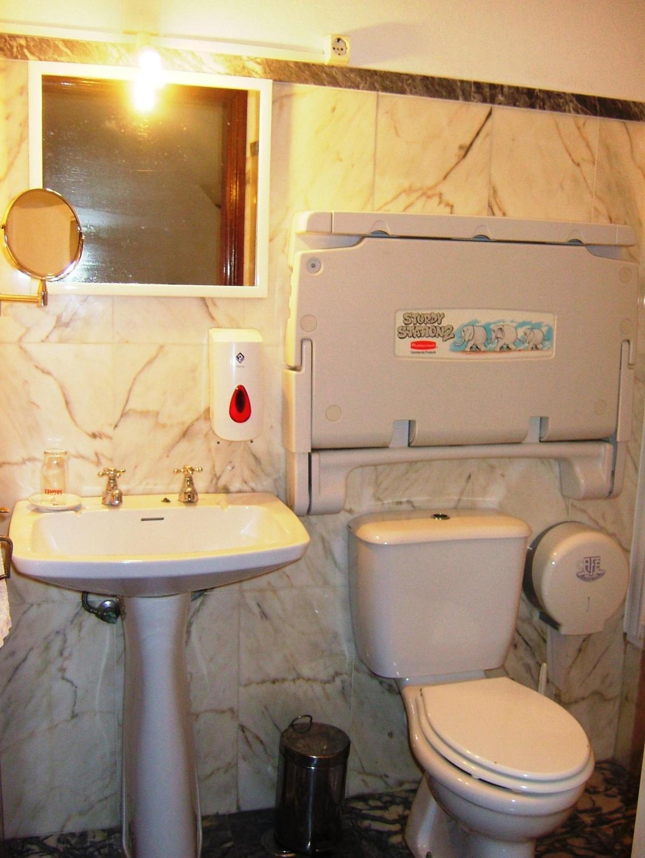 Twin Room - Photo 6