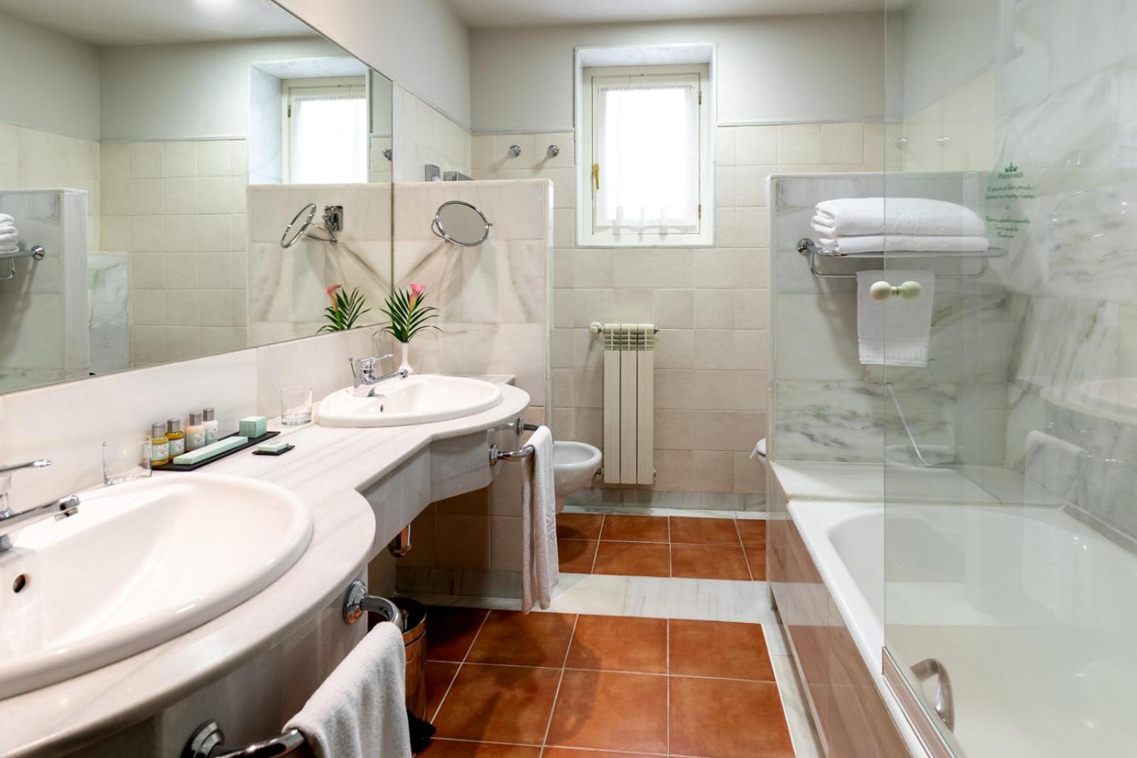 Standard Double Room (2 Adults + 1 Child) - Photo 3