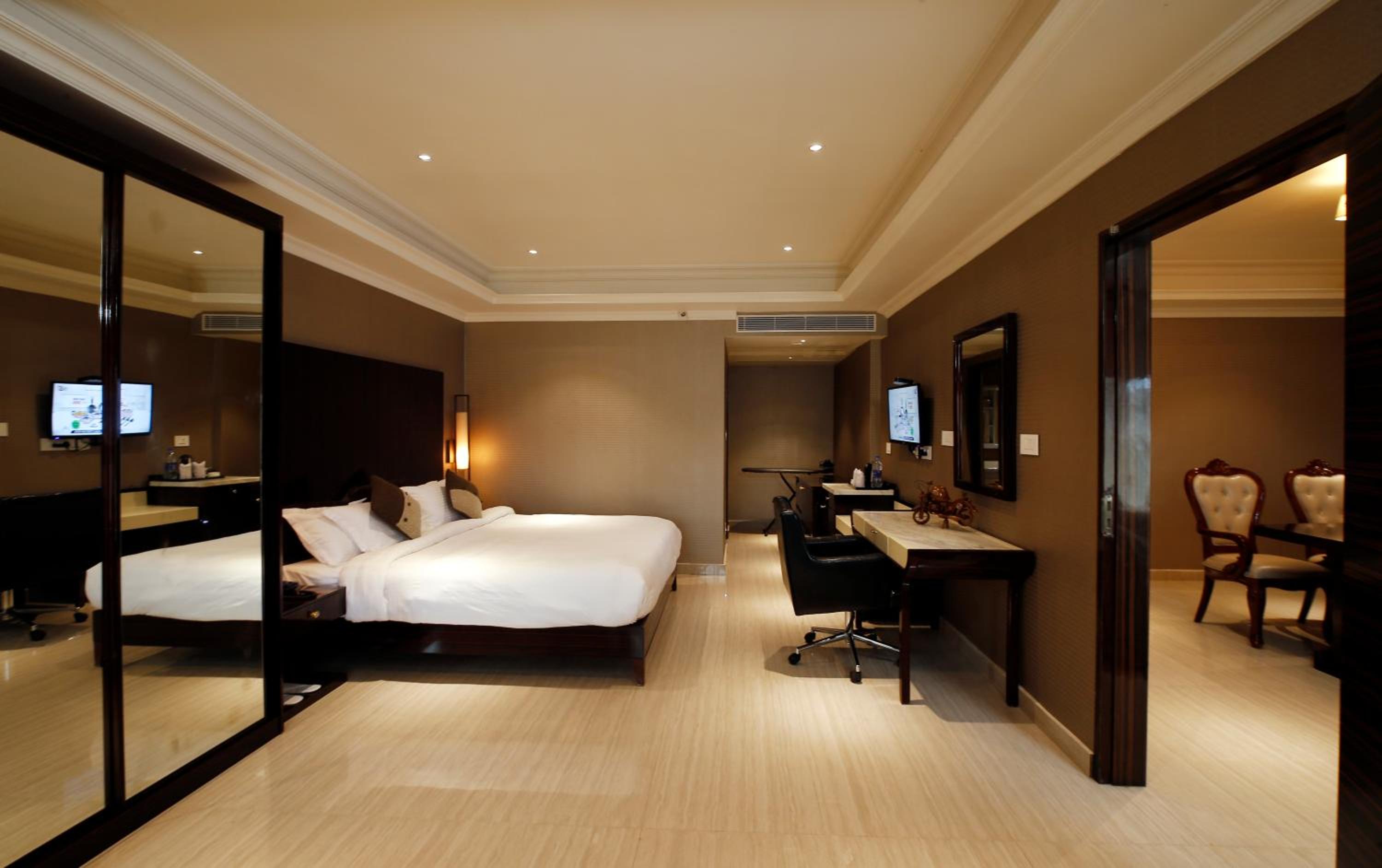 Suite - Photo 3