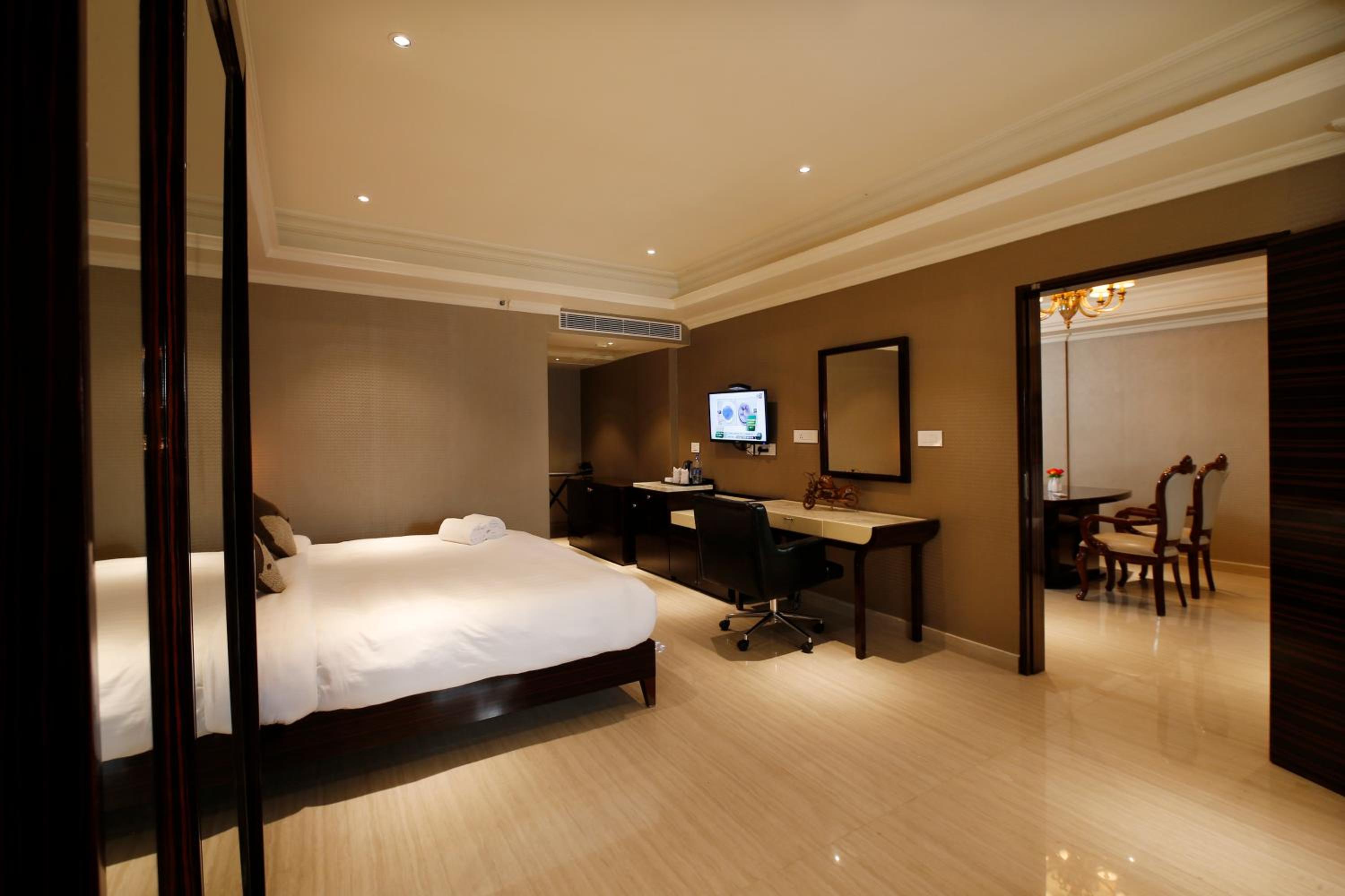 Suite - Photo 1