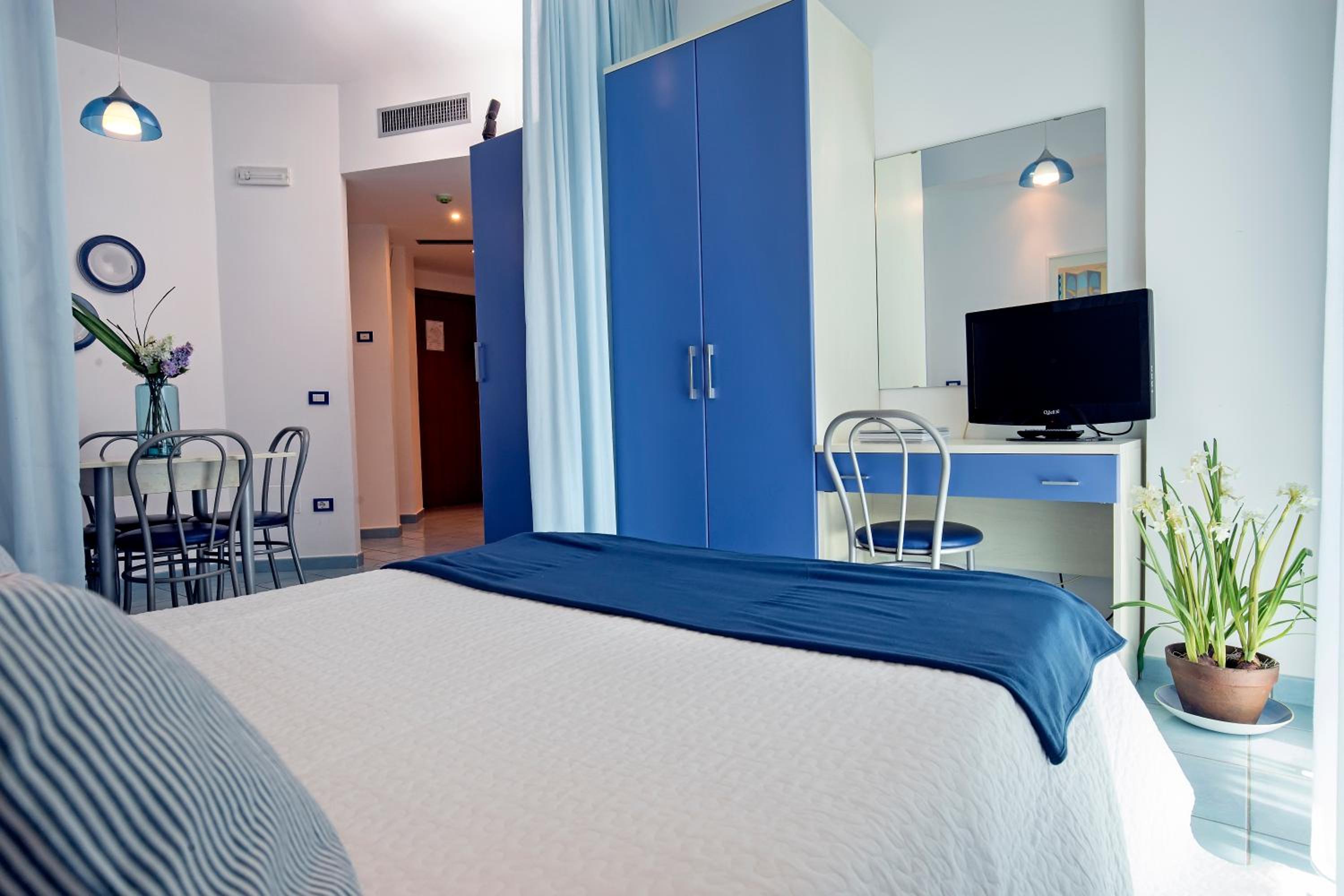 One-Bedroom Apartment - Photo 6
