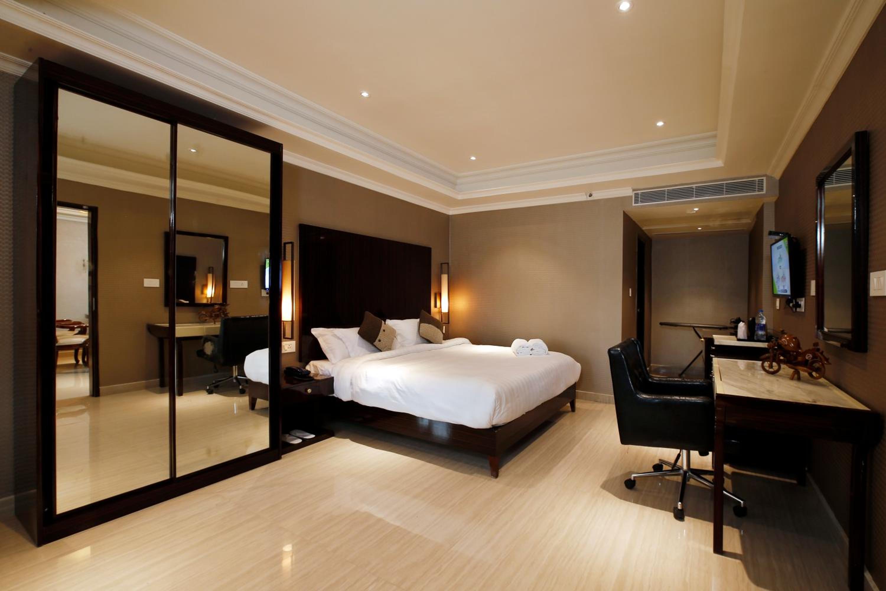 Suite - Photo 2