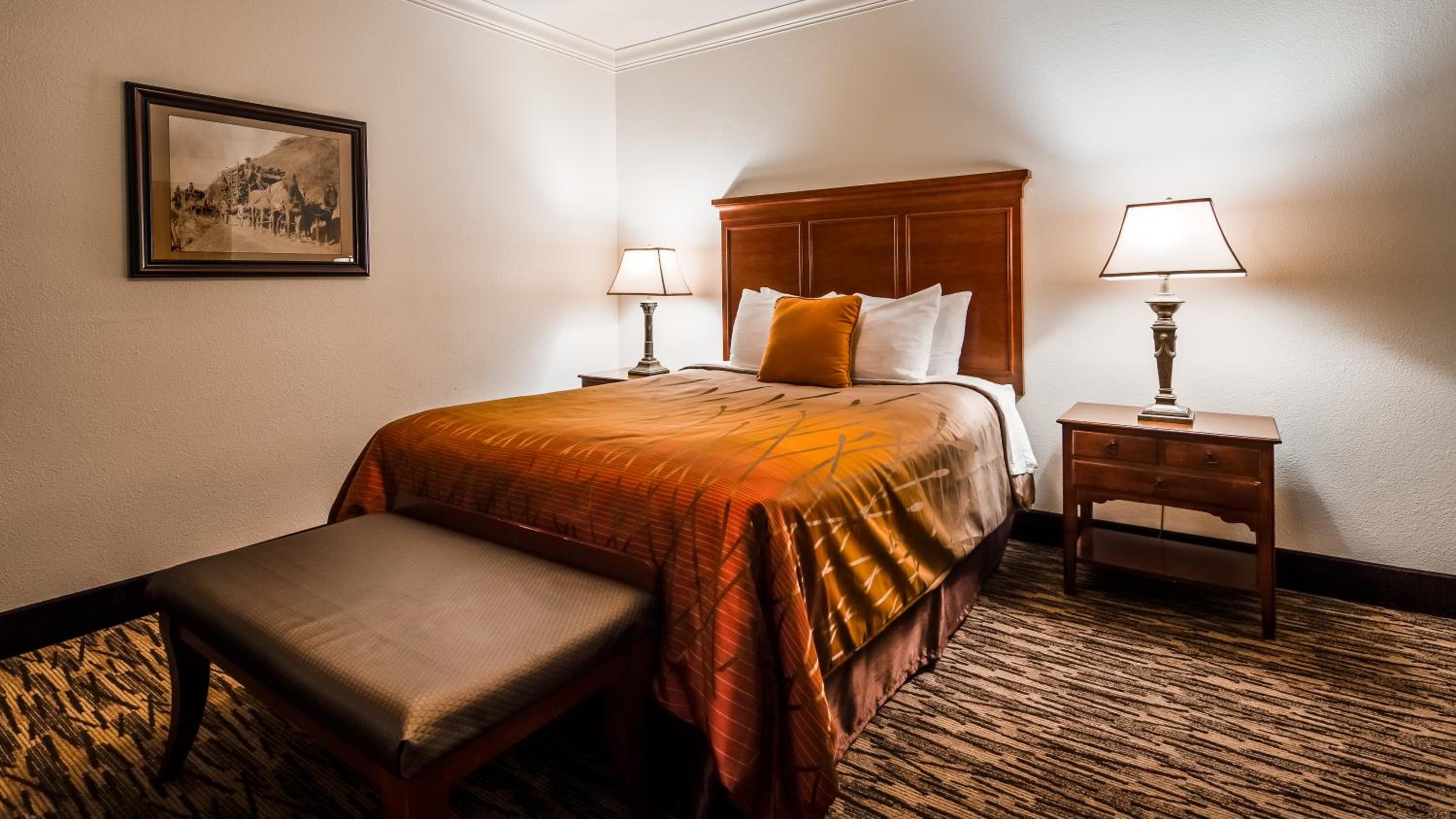 Queen Suite with Three Queen Beds photo 3