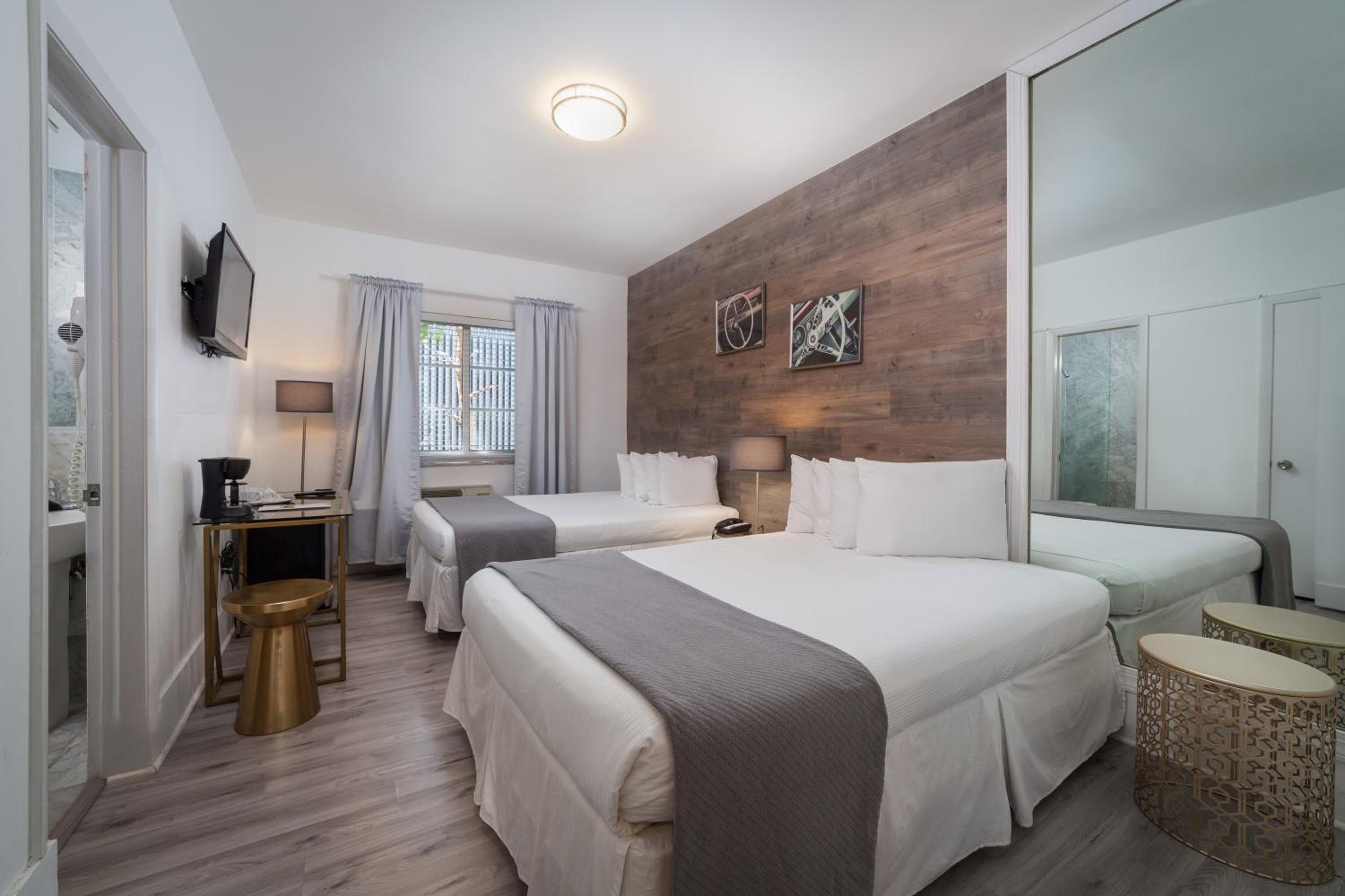 Double Room with Two Double Beds - Photo 8