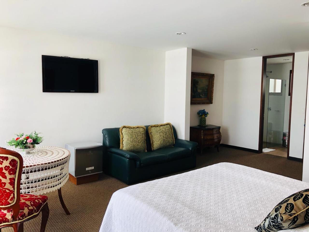 Deluxe Queen Suite photo 2