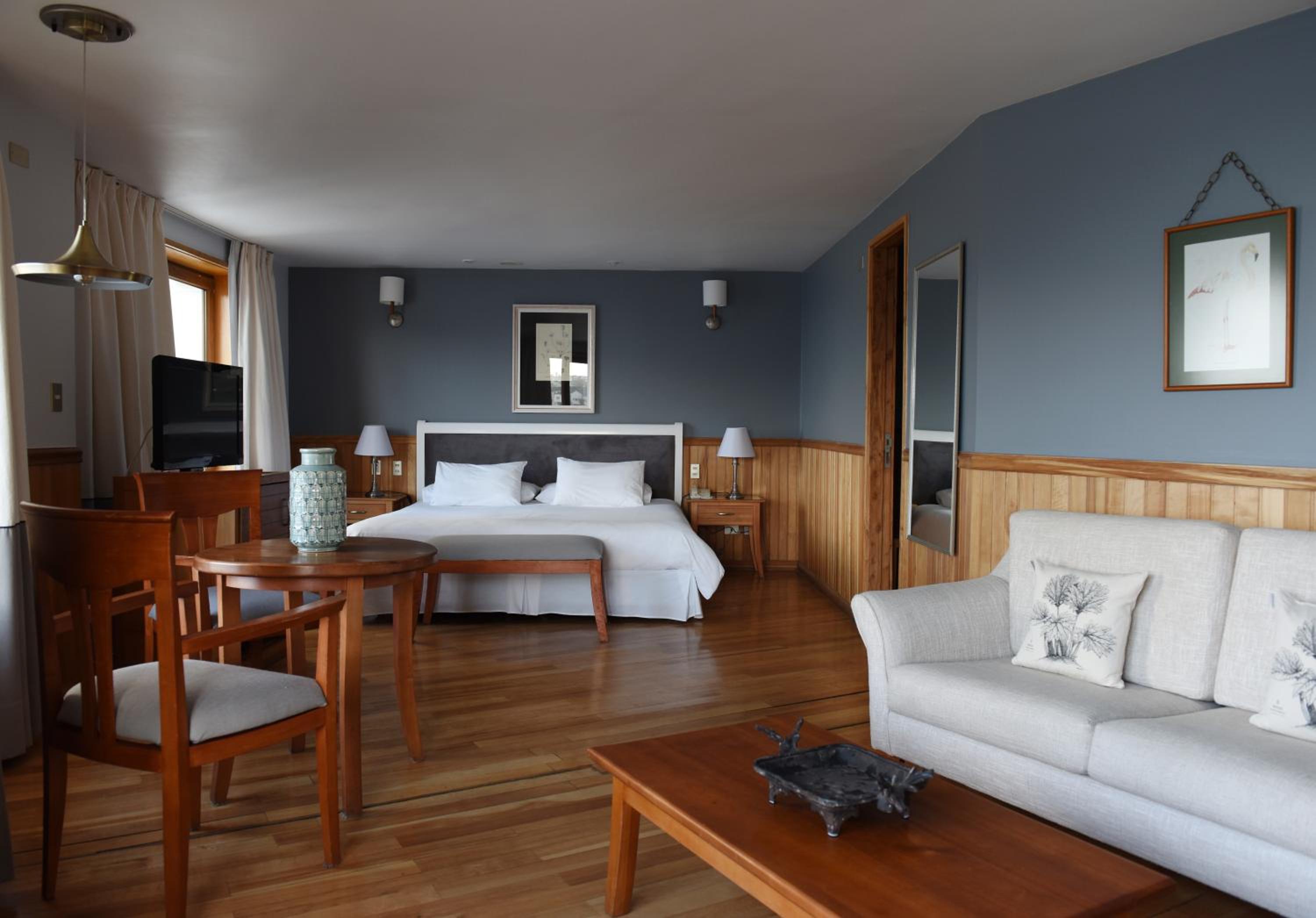 Suite - Photo 1