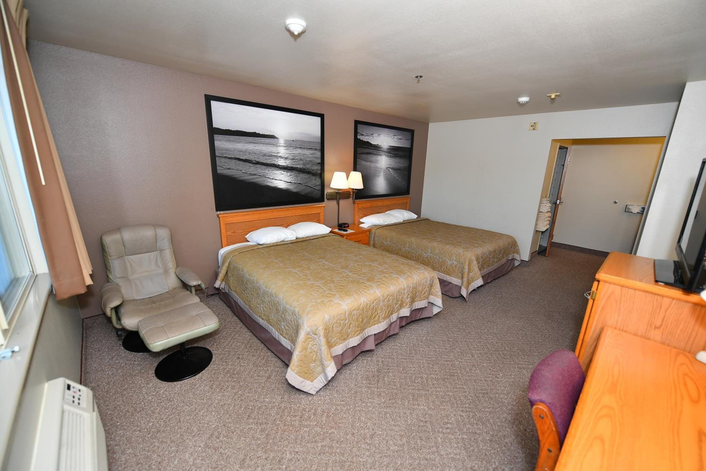 Two Queen Beds -Disability Access/Non-Smoking photo 1