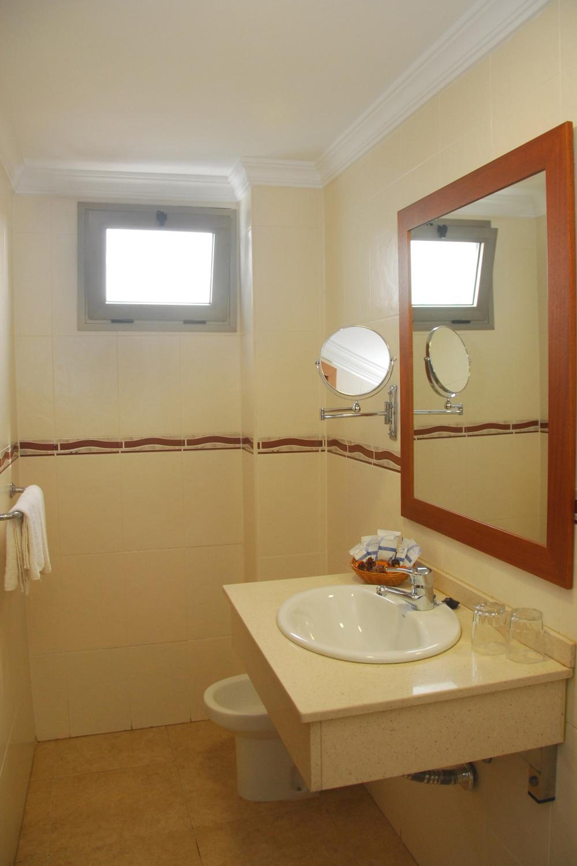 Double Room - Photo 9