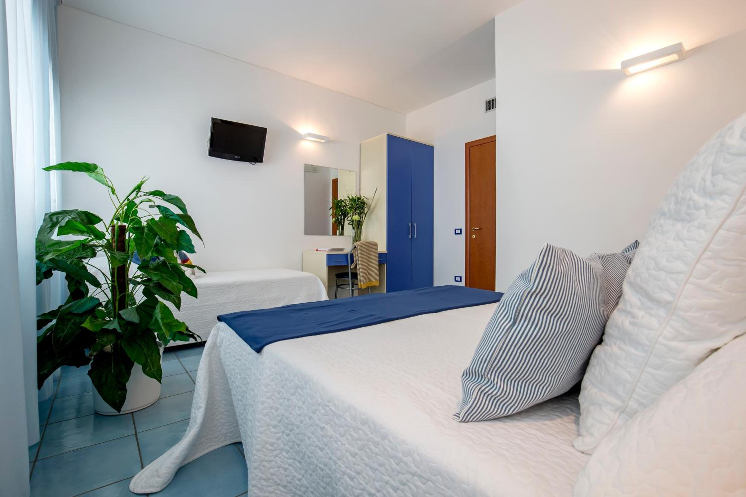 One-Bedroom Apartment - Photo 2