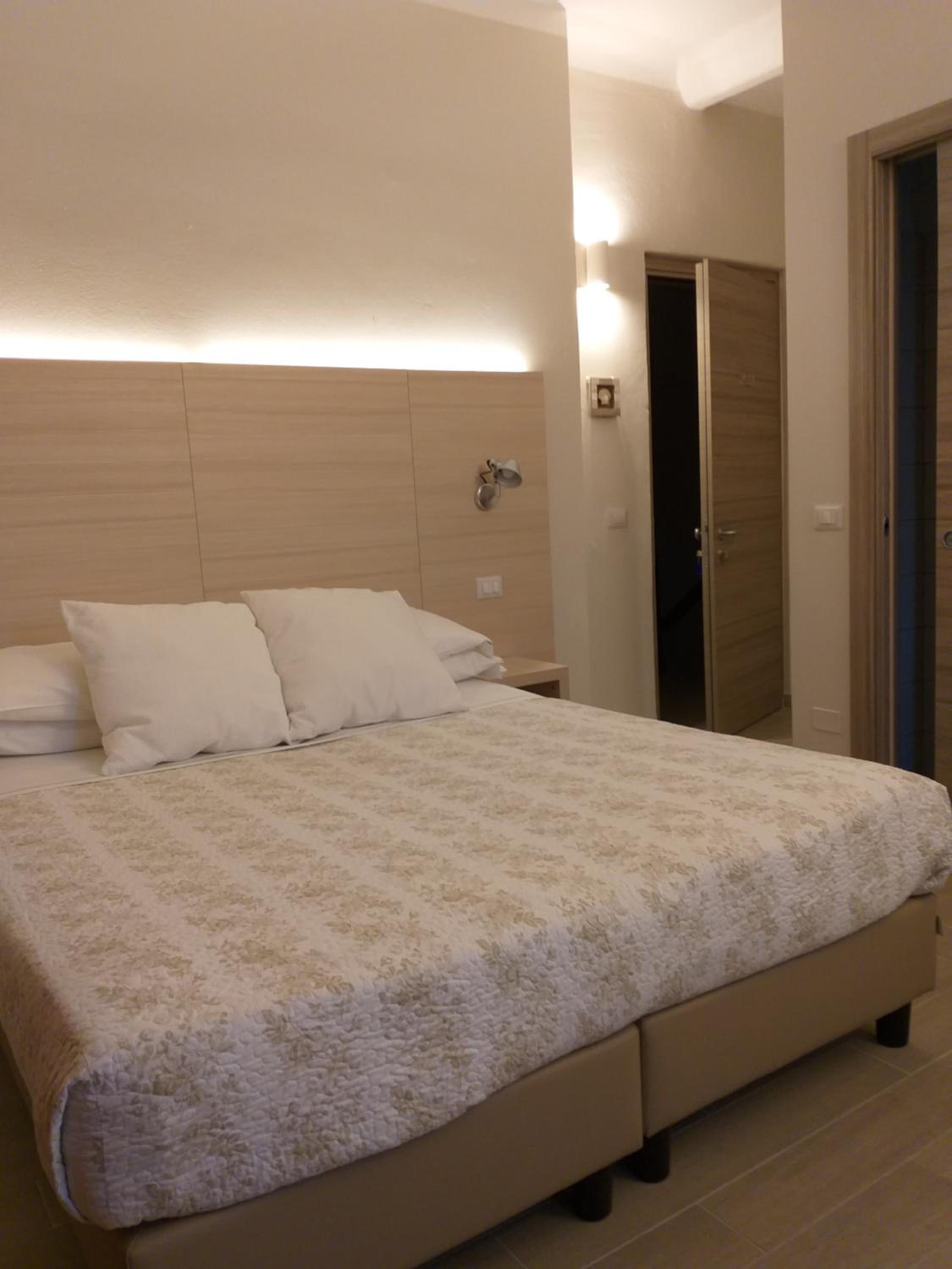 Deluxe Double Room with Sea View - Photo 4
