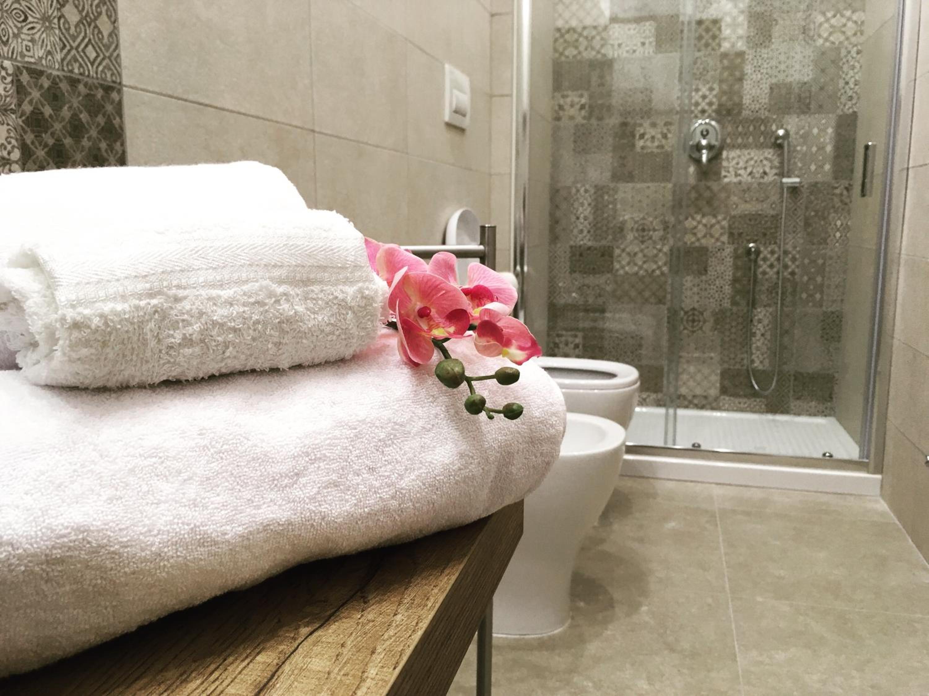 Double or Twin Room with Private Bathroom - Photo 2
