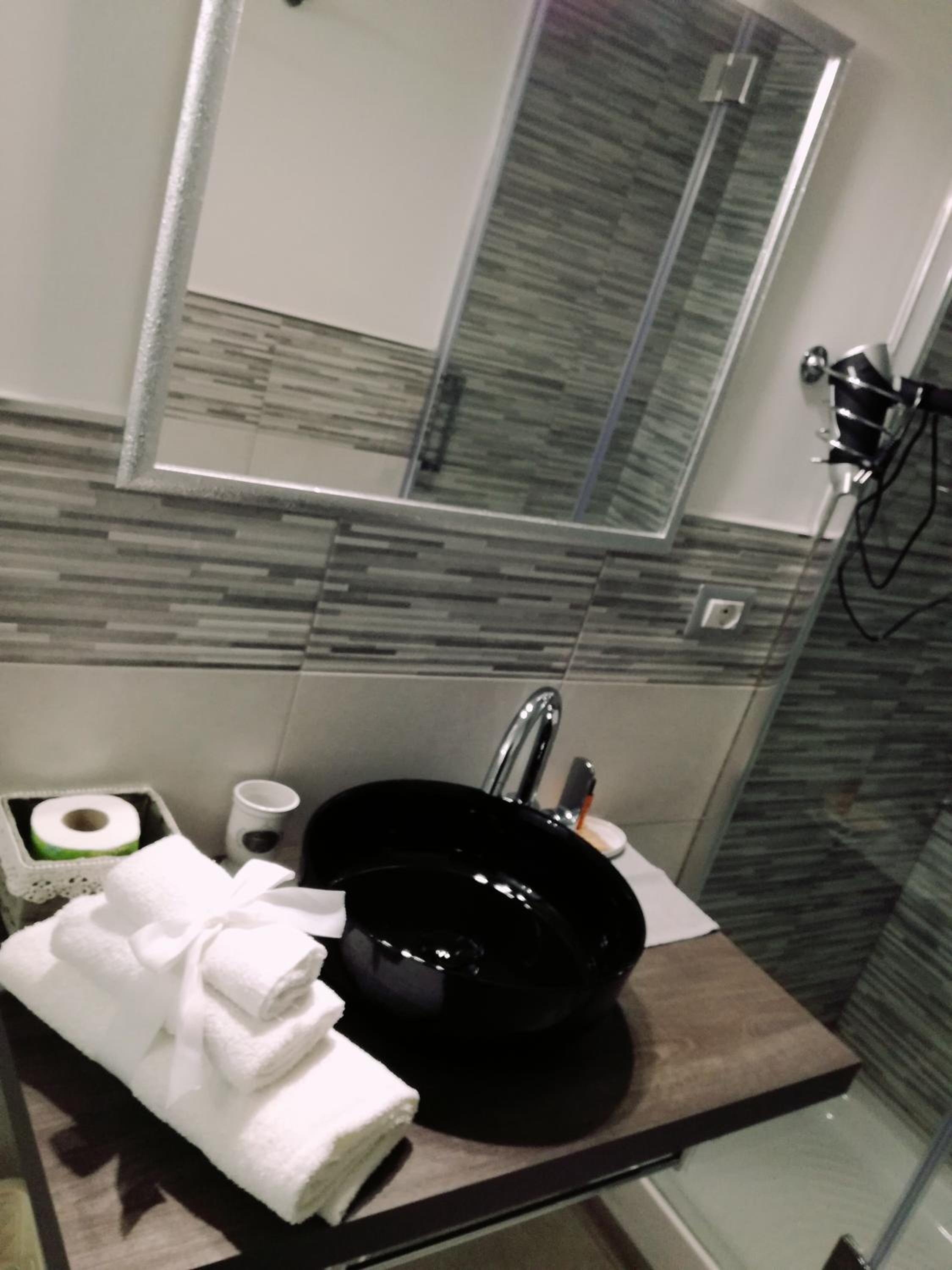 Double or Twin Room - Photo 5