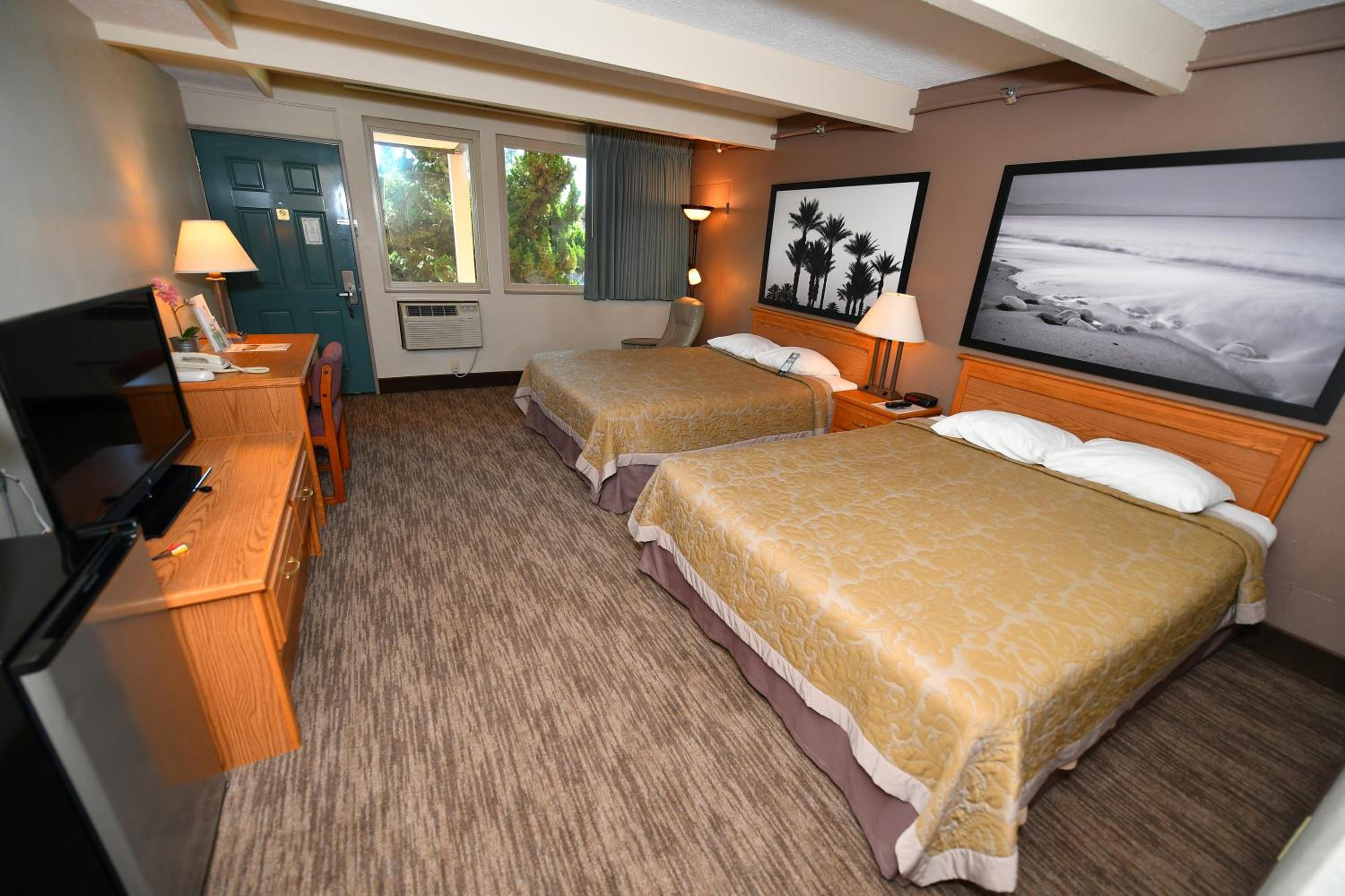 Queen Room with Two Queen Beds and Kitchenette