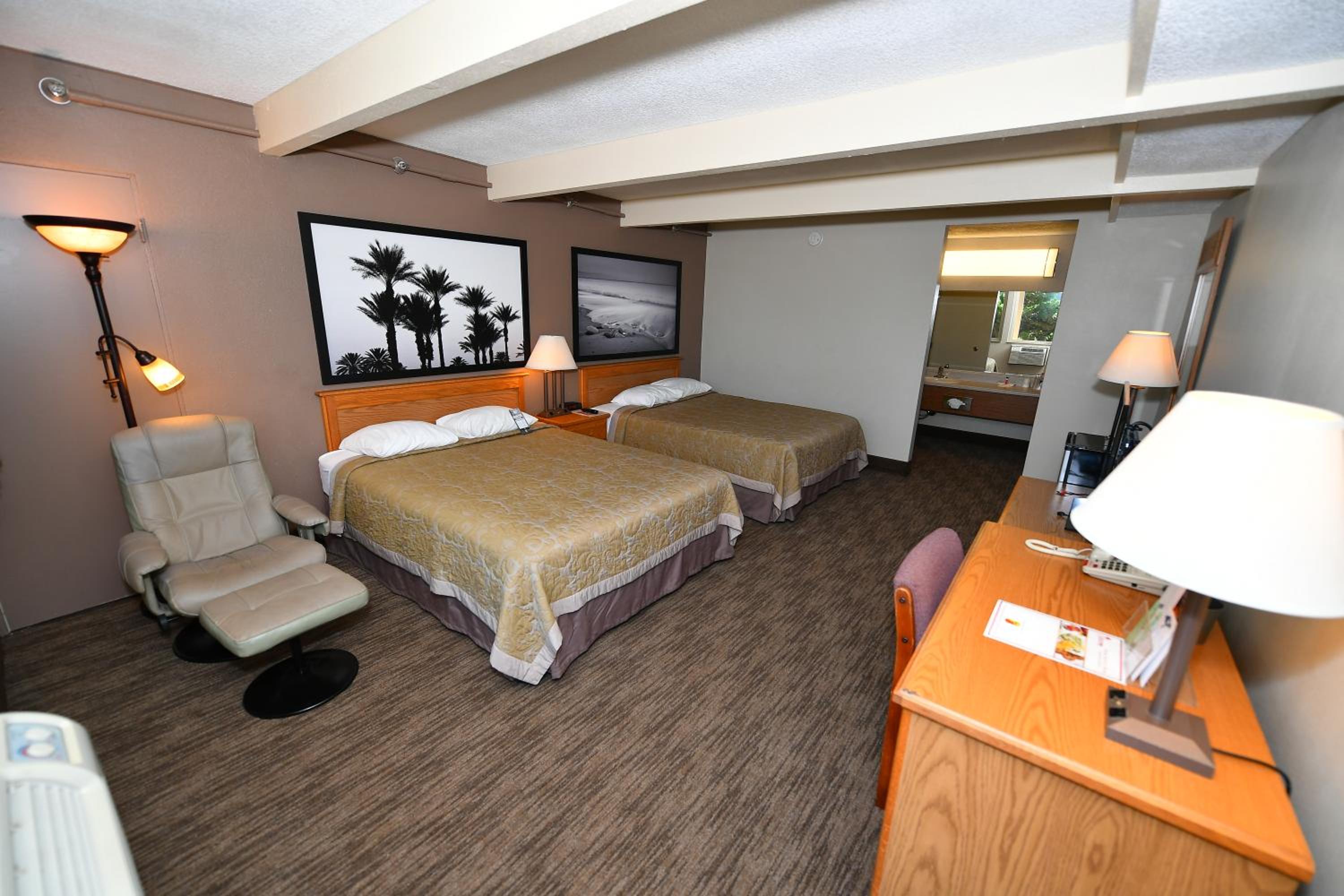 Queen Room With Two Queen Beds - Non-Smoking - Photo 1
