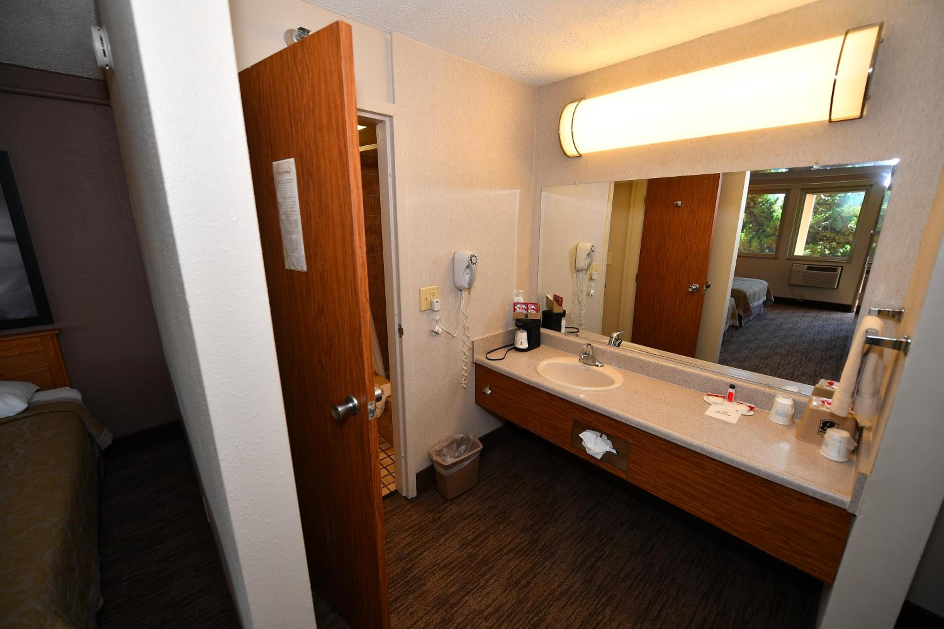 Queen Room With Two Queen Beds - Non-Smoking - Photo 4