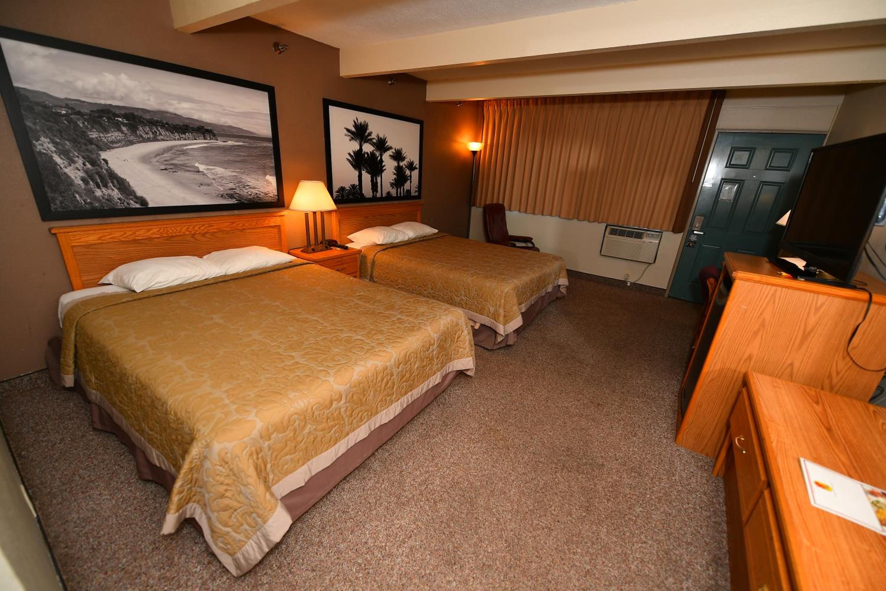 Queen Room With Two Queen Beds - Smoking photo 1