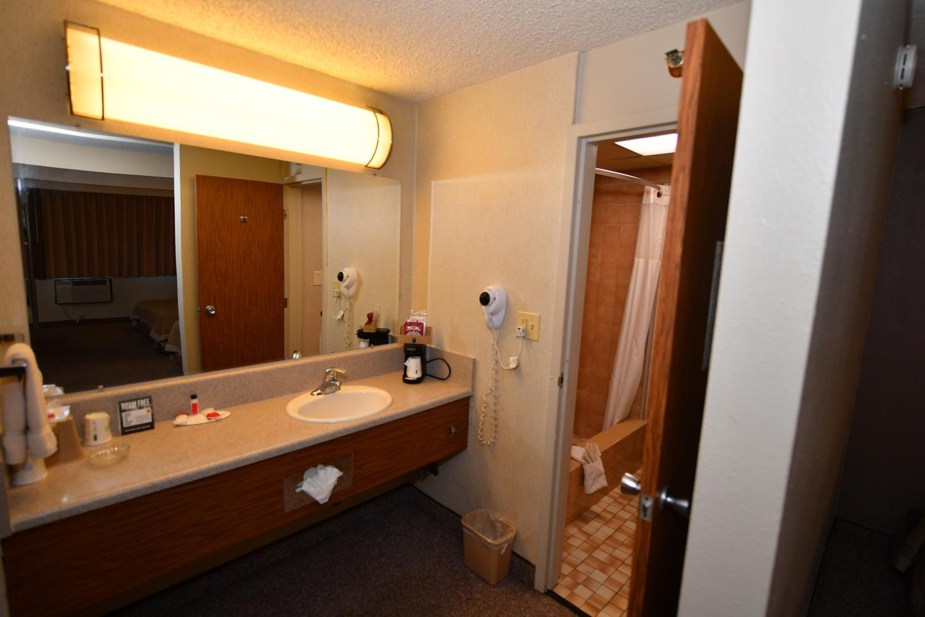 Queen Room With Two Queen Beds - Smoking photo 2