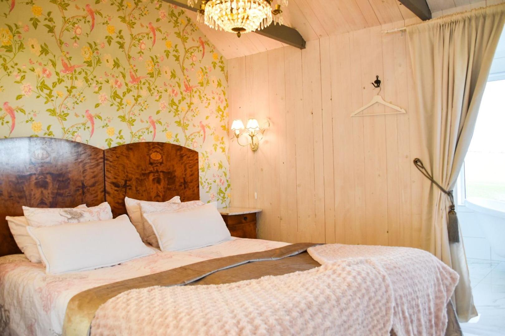 Deluxe Double Room with Bath - Photo 5