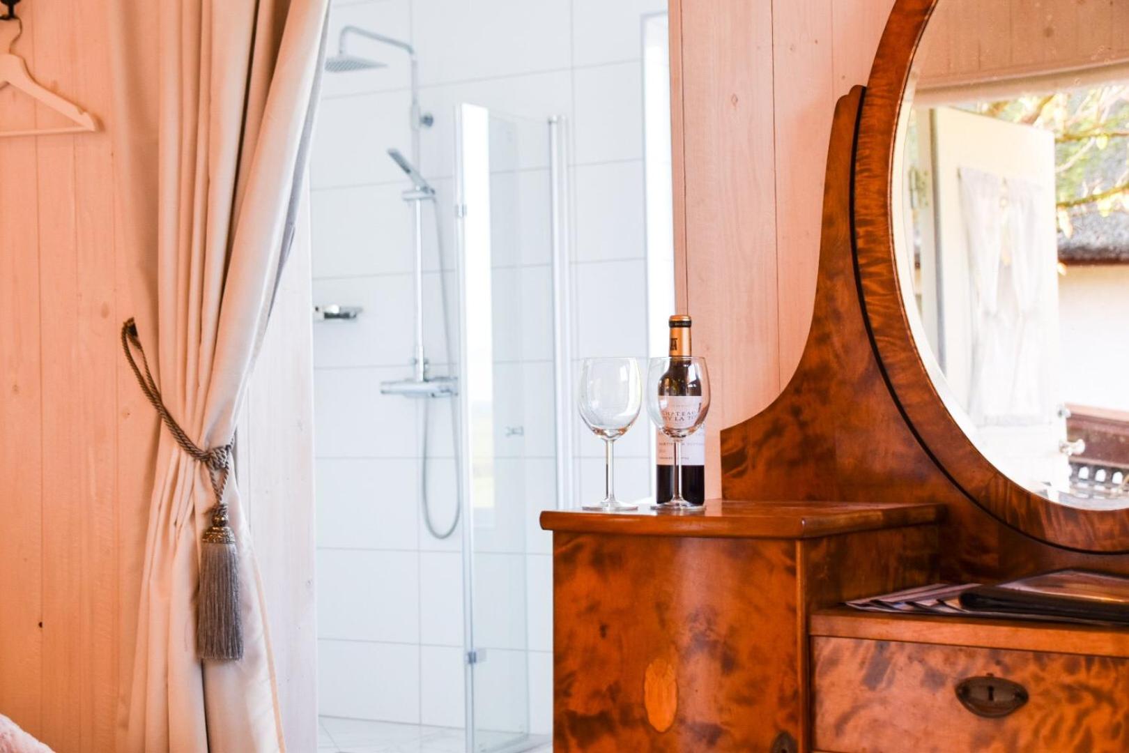 Deluxe Double Room with Bath - Photo 10