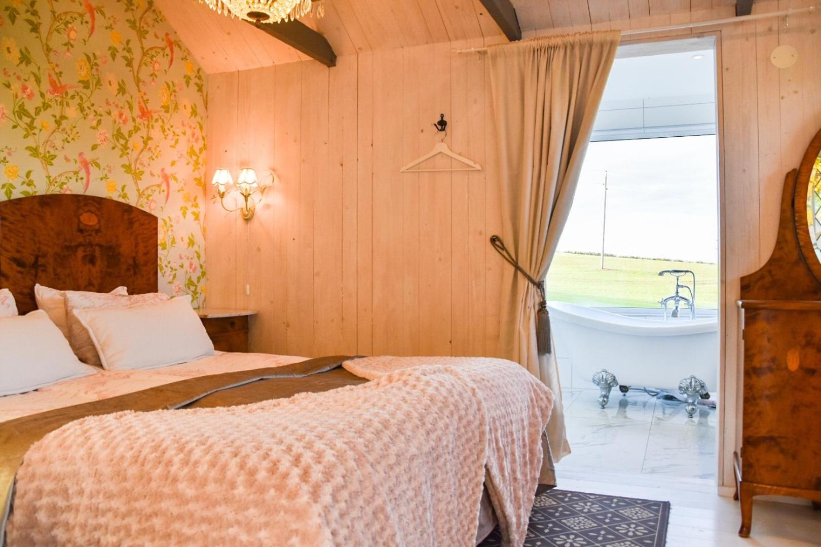 Deluxe Double Room with Bath - Photo 4