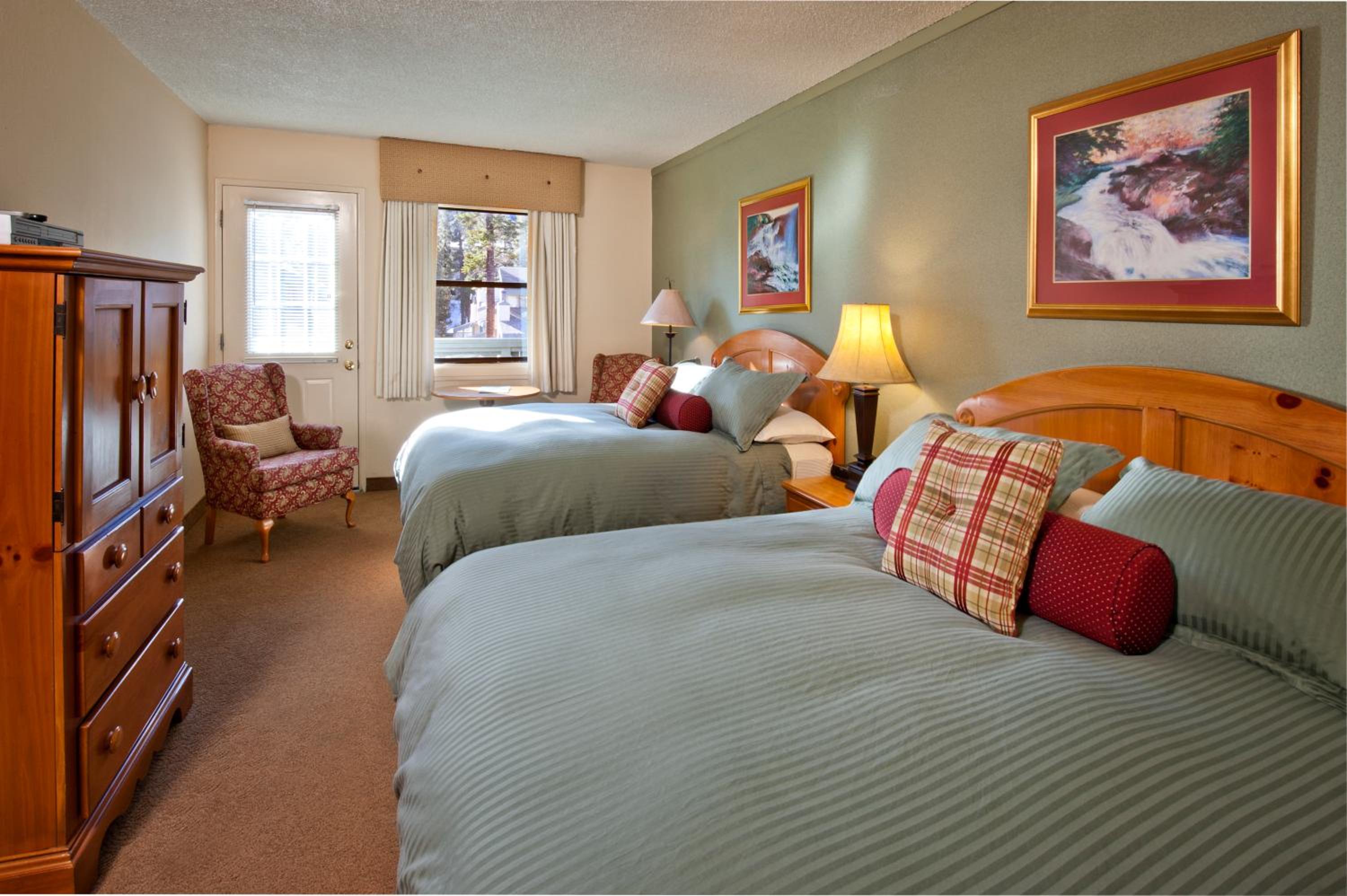 Queen Room with Two Queen Beds - Photo 5