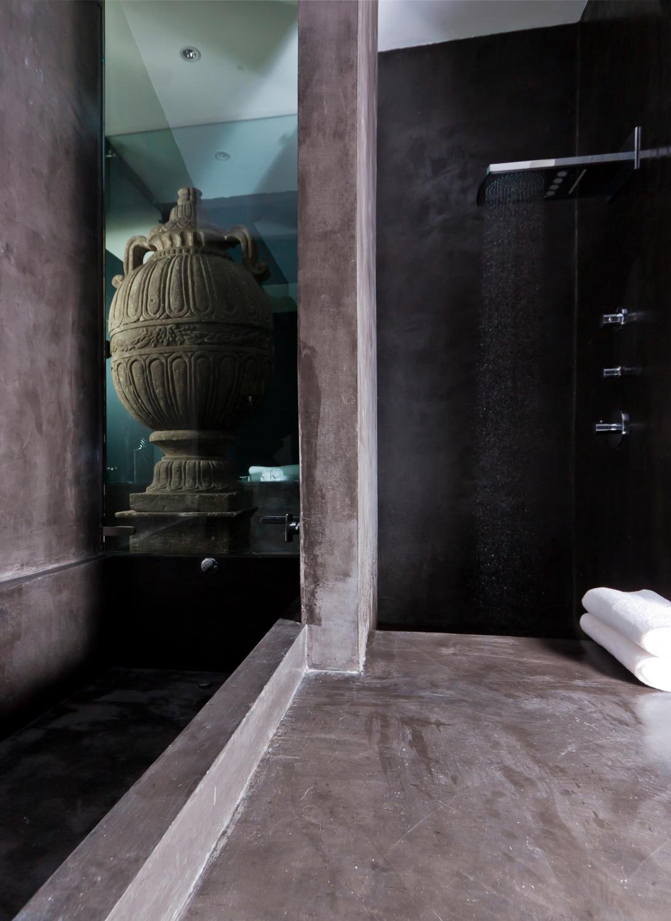 Urban Suite Bath - Photo 4