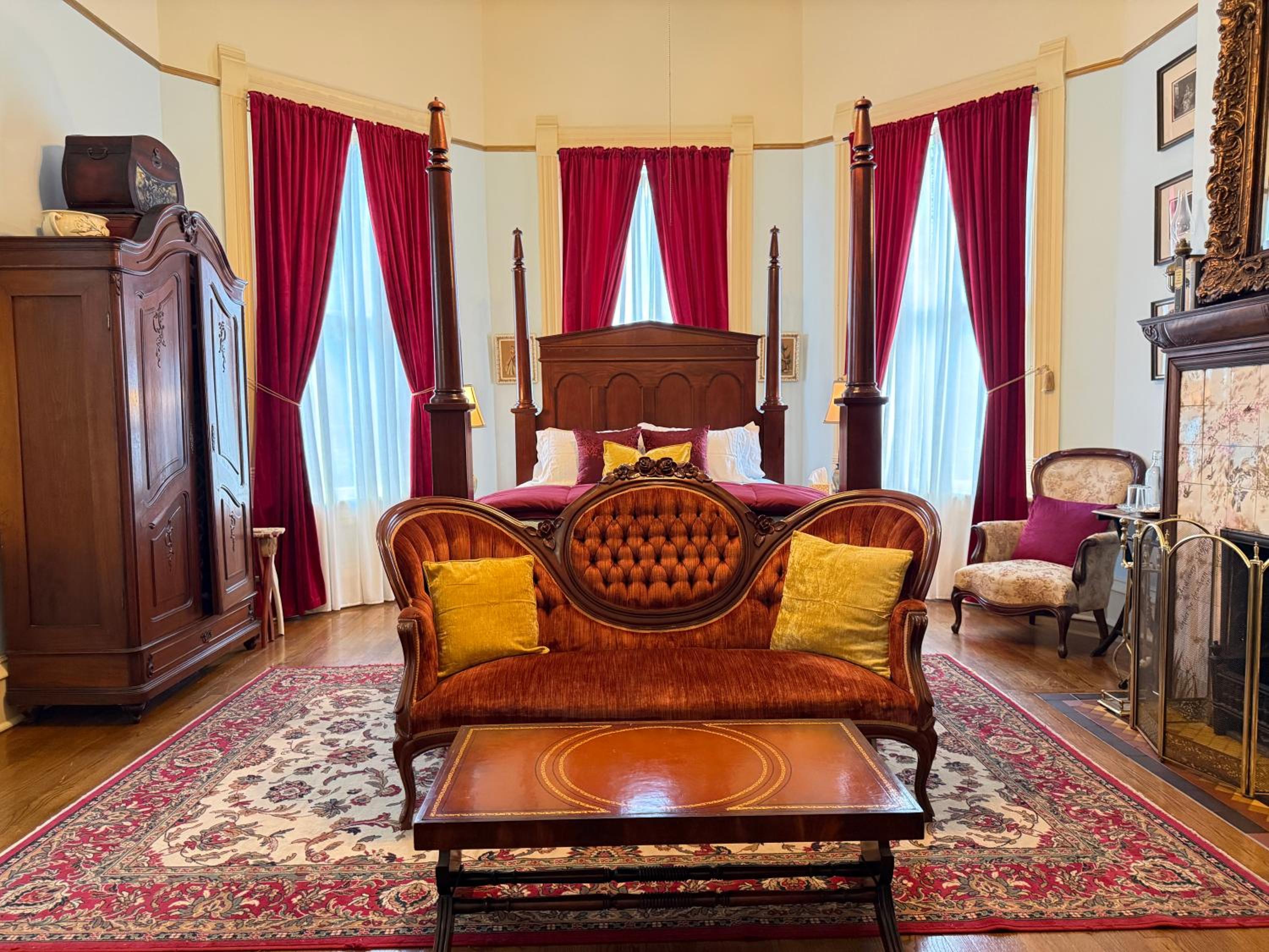 Deluxe Queen Suite