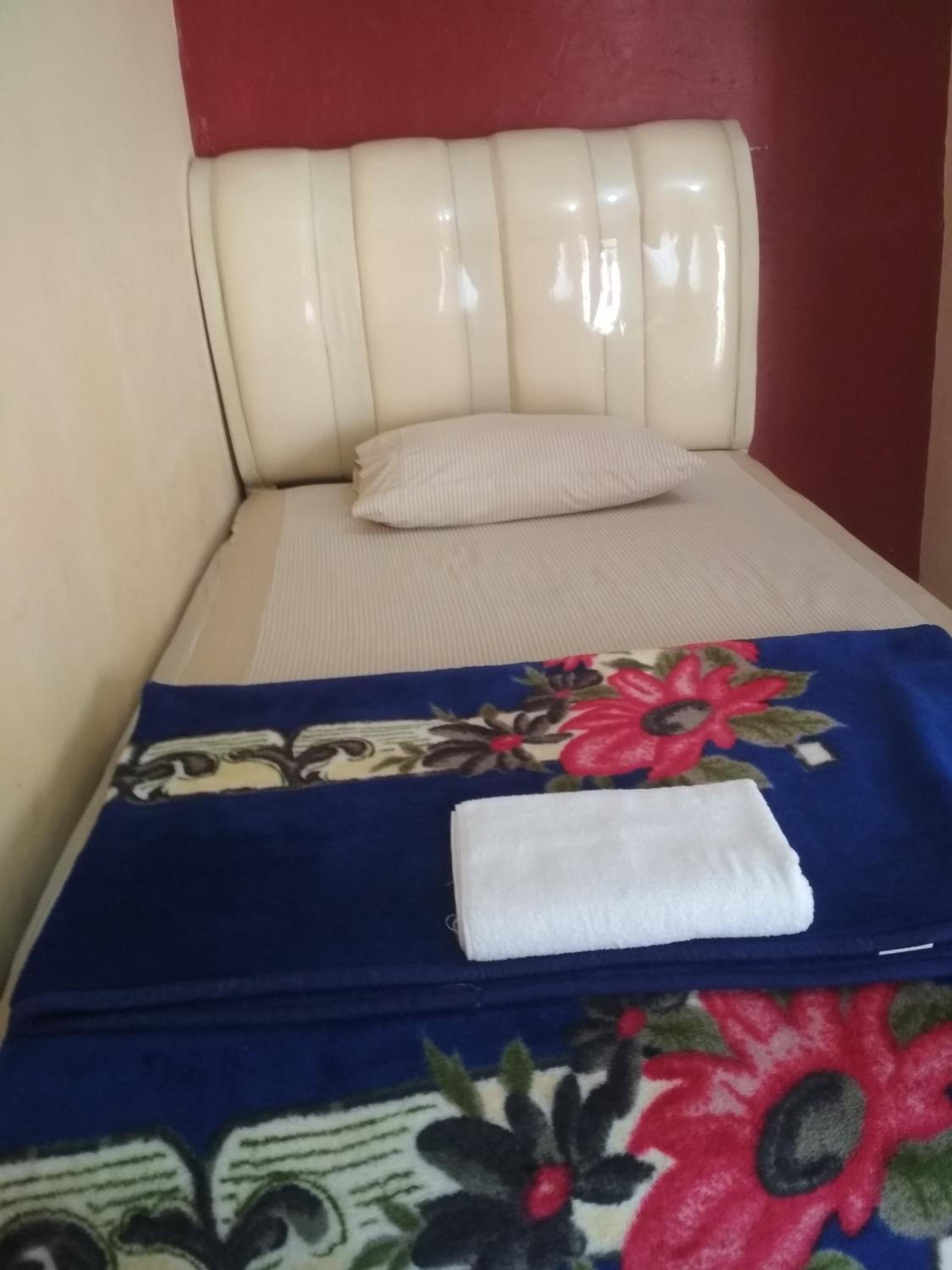 Single Room with Private Bathroom photo 1