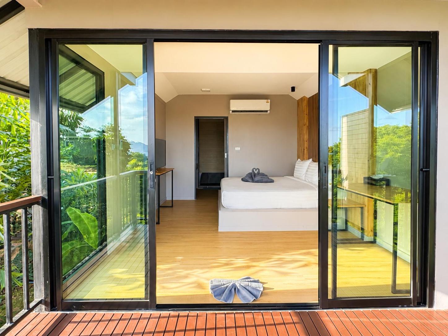 Deluxe Double Room with Side Sea View