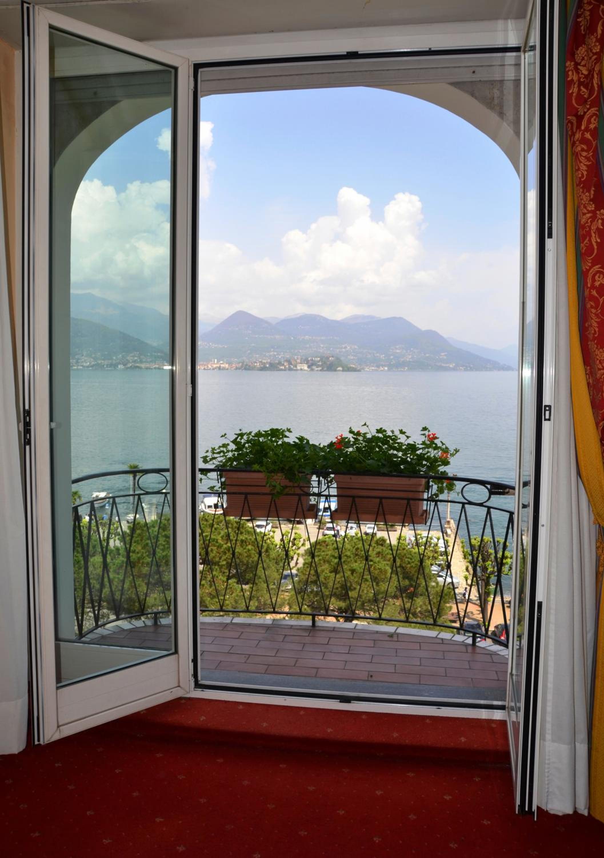 Double or Twin Room with Lake View - Photo 5